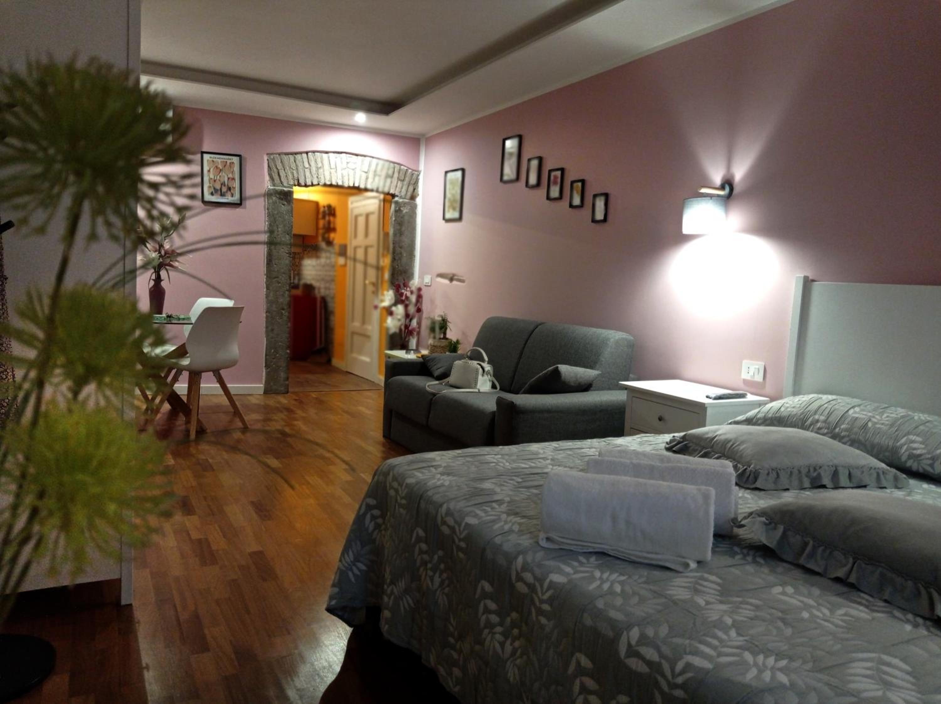 One-Bedroom Apartment photo 1