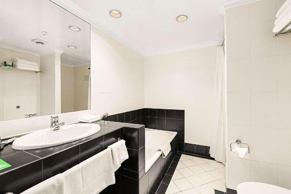 Deluxe King Room - Accessible  photo 2