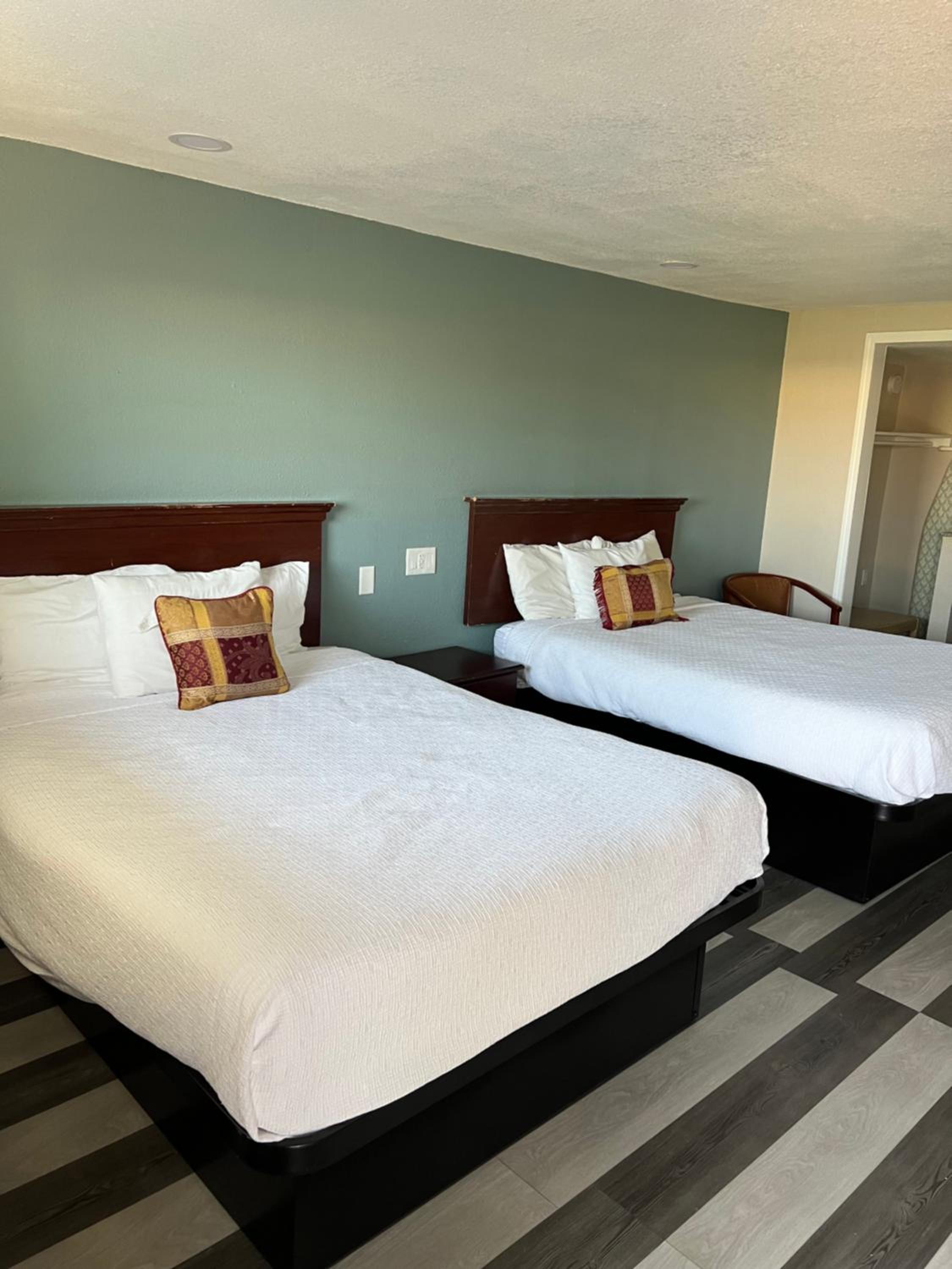 Queen Room with Two Queen Beds - Photo 1