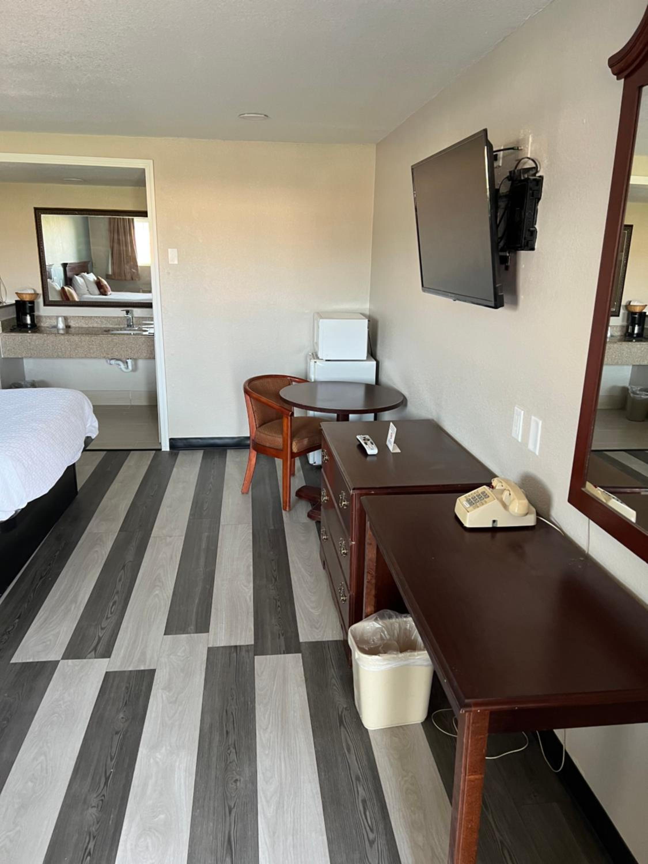 Queen Room with Two Queen Beds - Photo 3