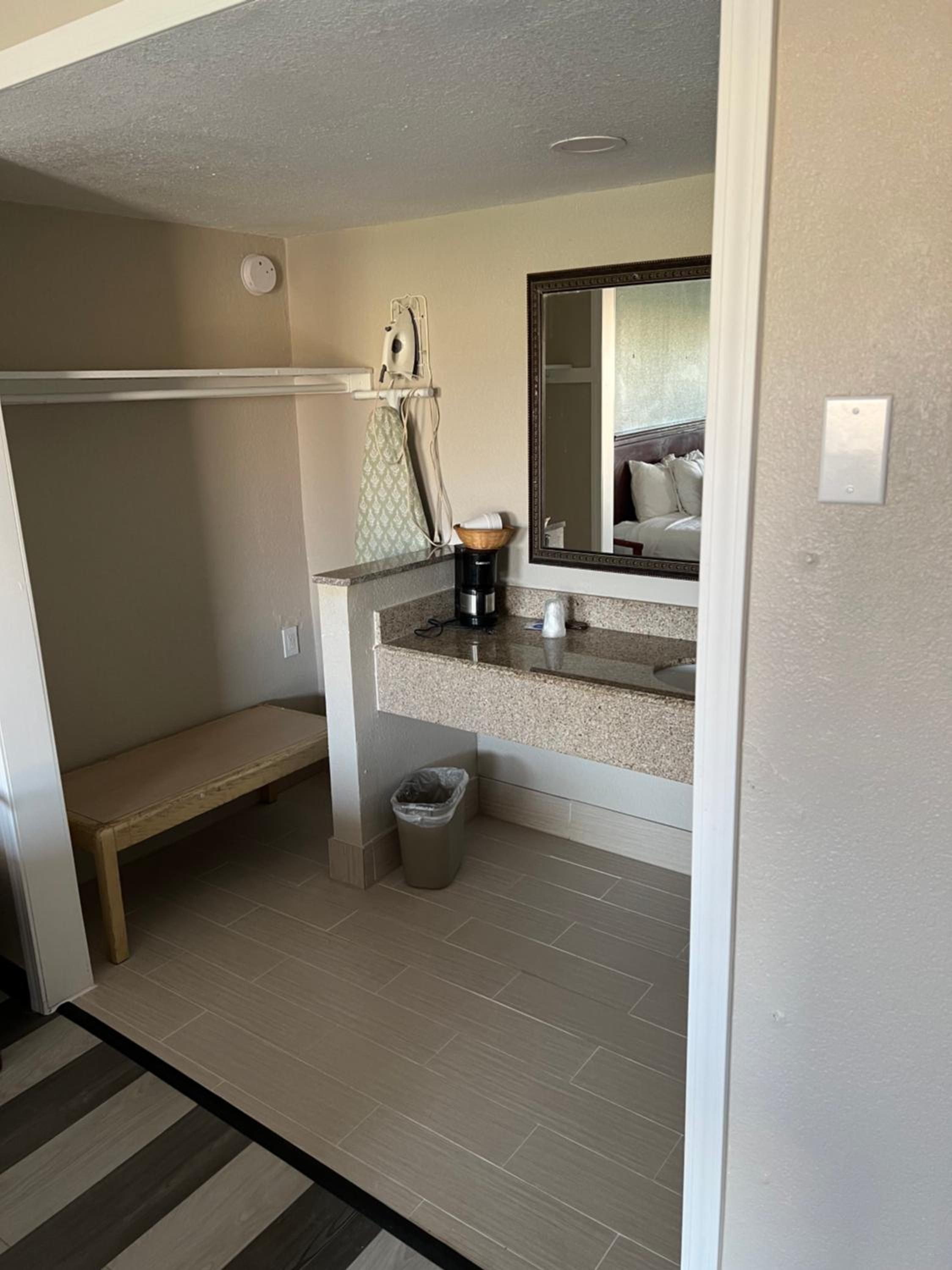 Queen Room with Two Queen Beds - Photo 4