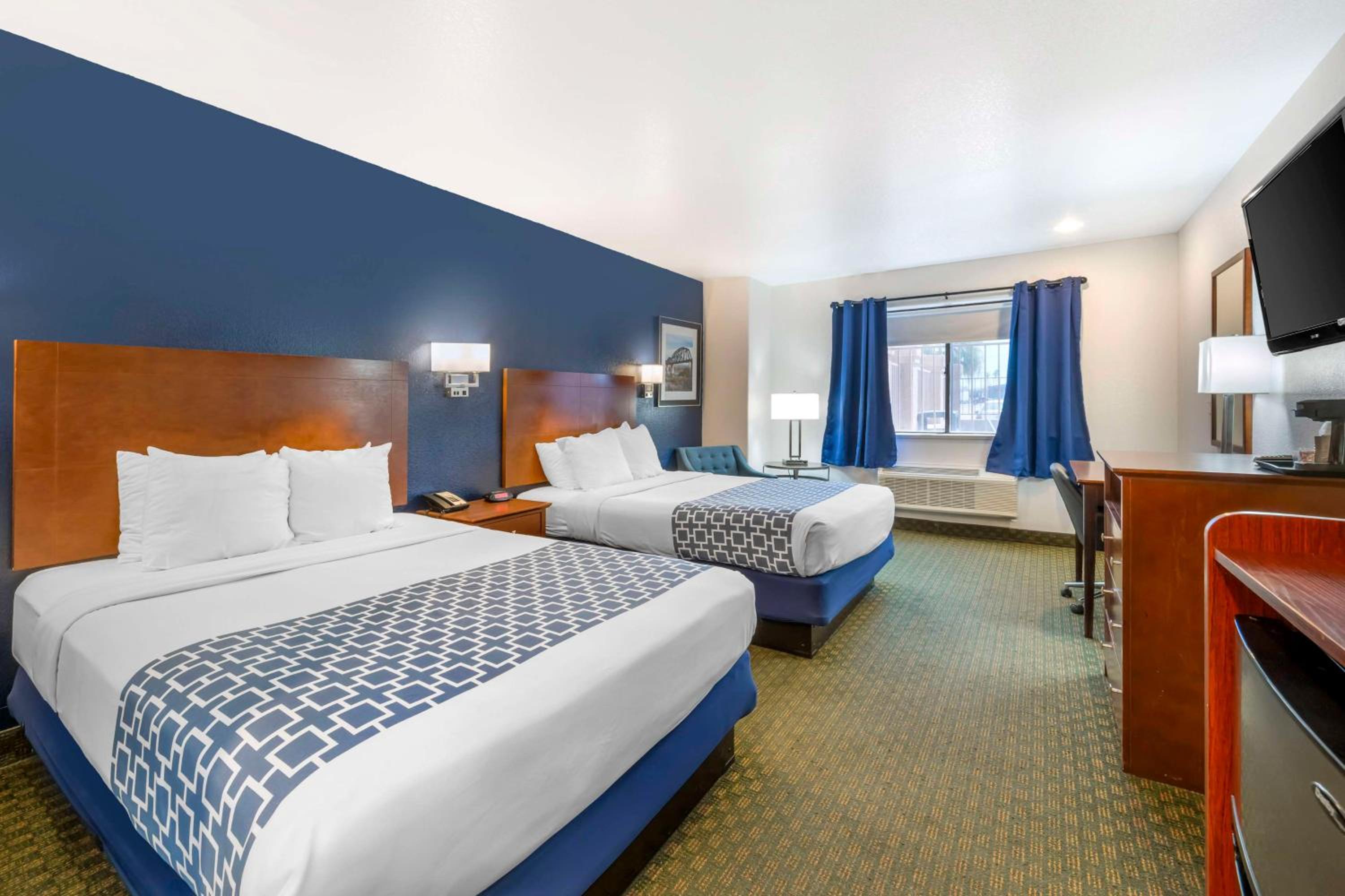 Deluxe Queen Room with Two Queen Beds - Non Smoking photo 2