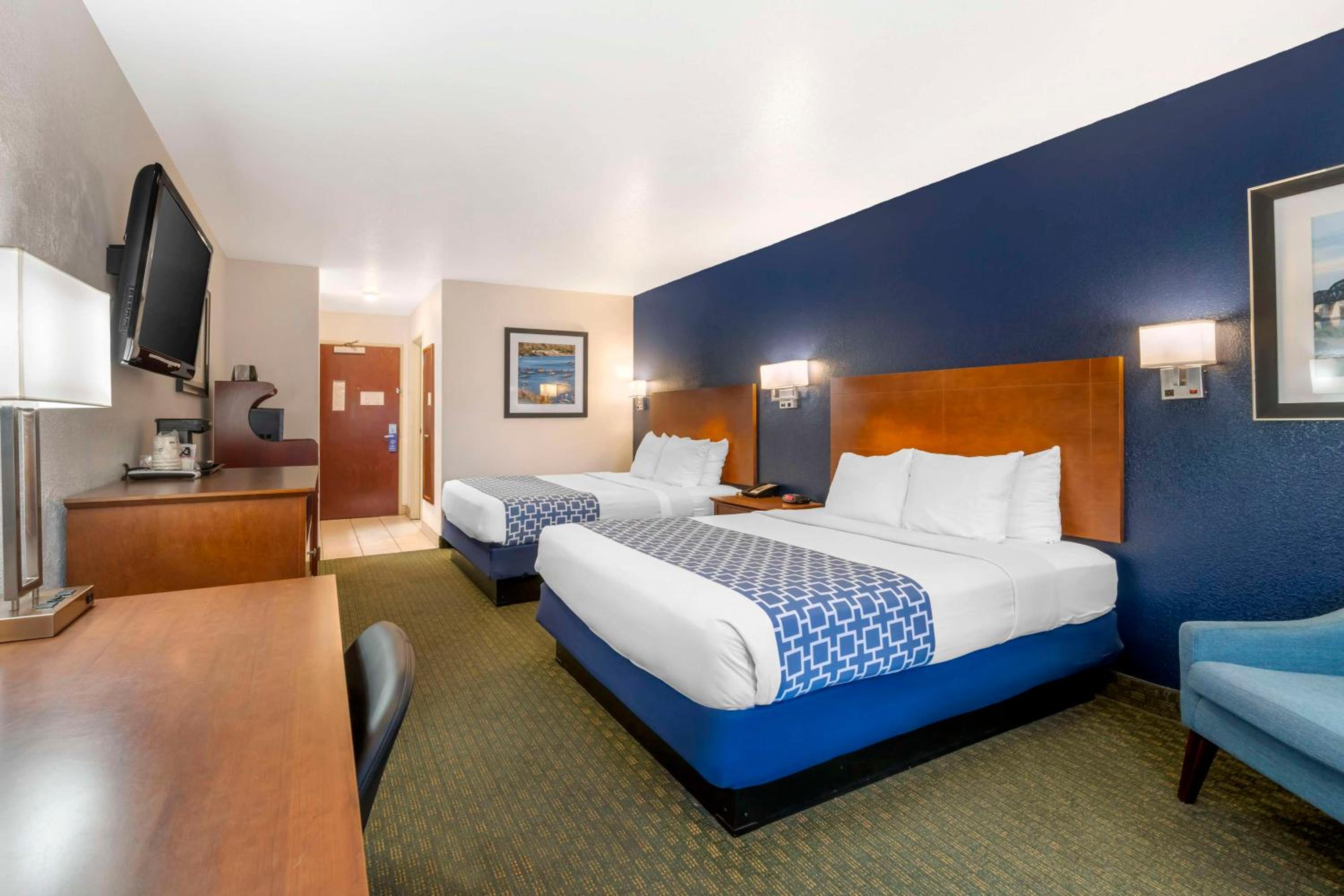 Deluxe Queen Room with Two Queen Beds - Non Smoking photo 3