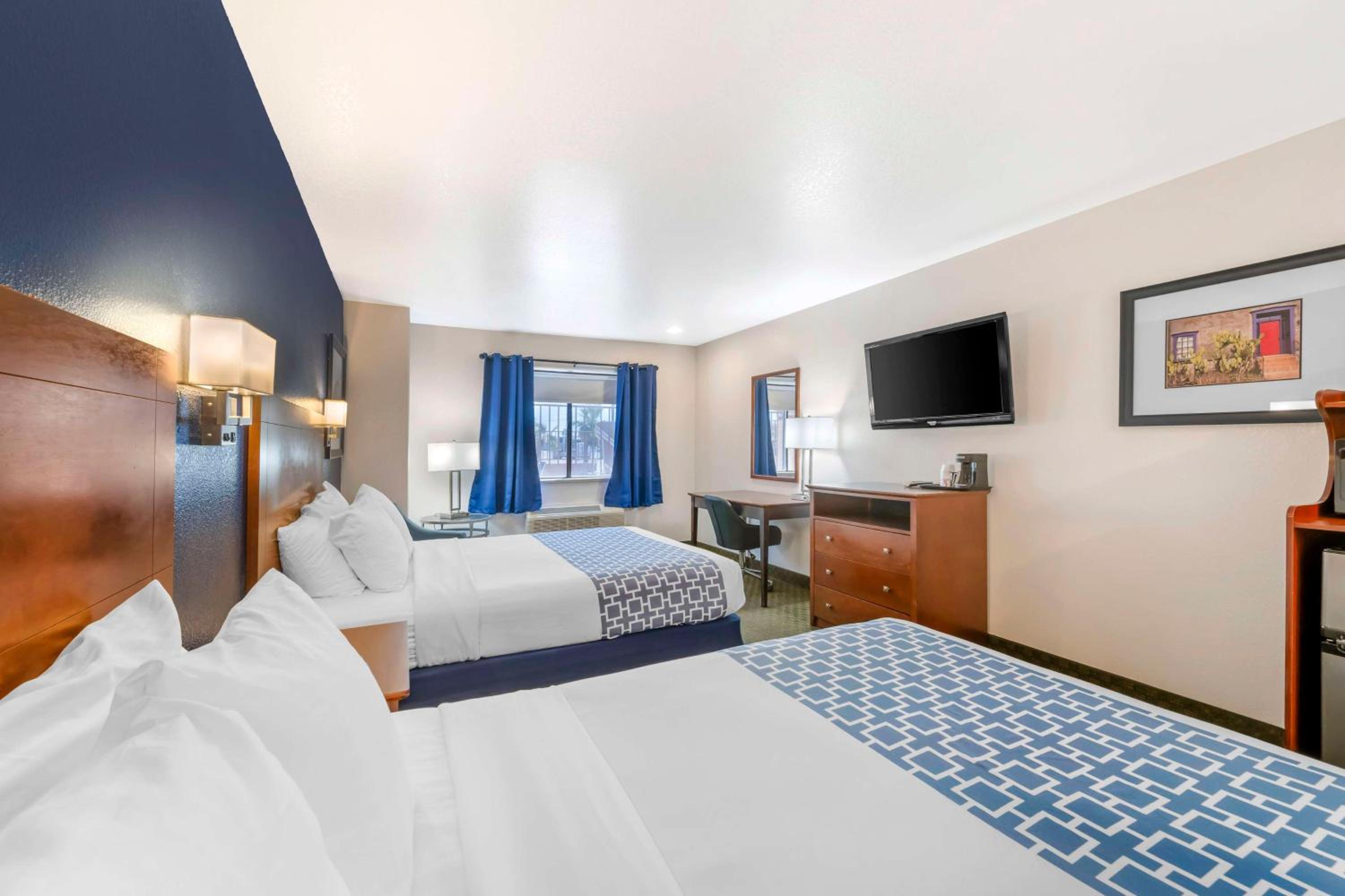 Deluxe Queen Room with Two Queen Beds - Non Smoking photo 1