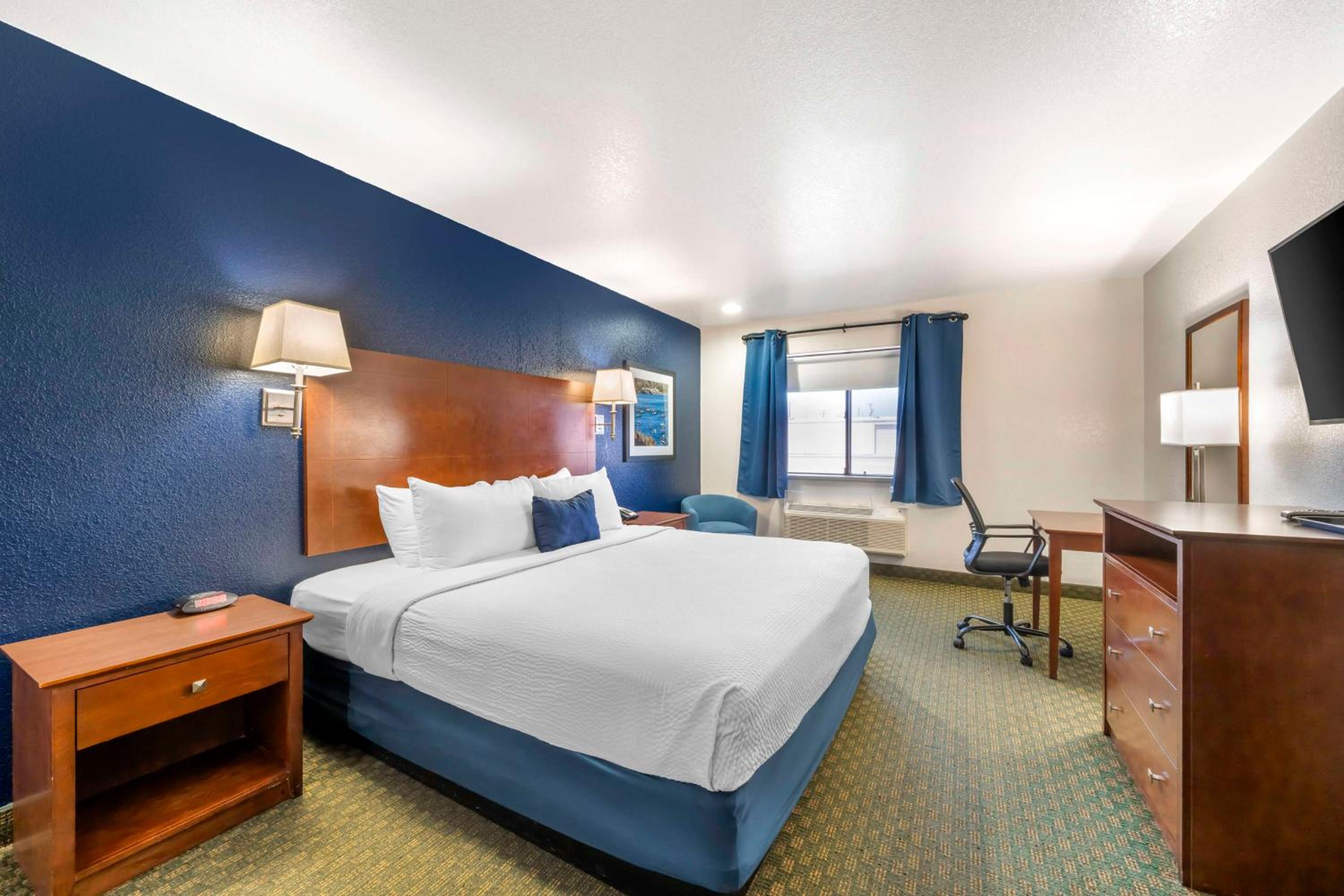 King Room with Roll-in Shower - Disability Access - Non-smoking photo 2
