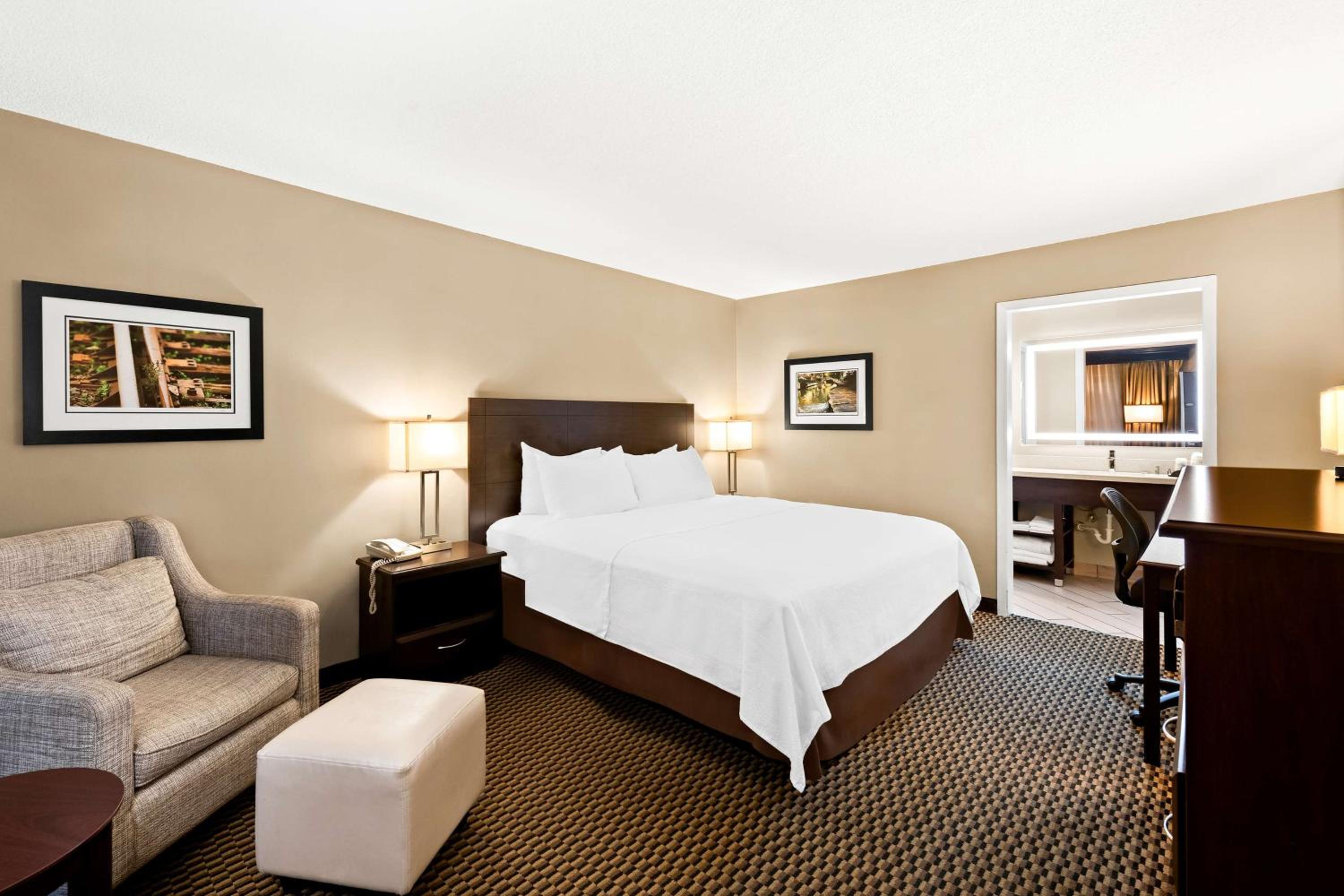 King Room with Pool View - Non-Smoking