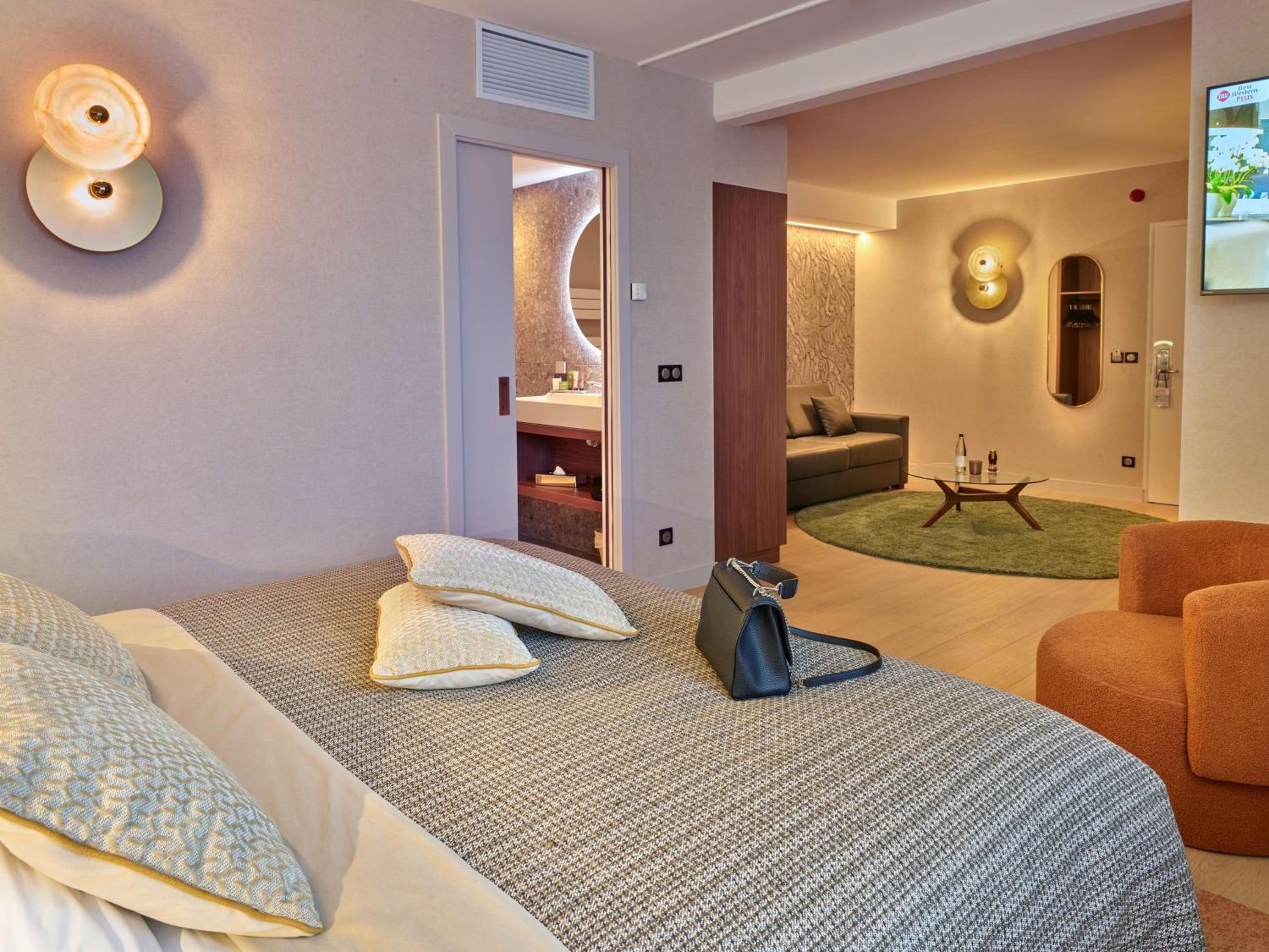 Larger Junior King Suite with Sofa Bed - Street Side/Non-Smoking - Photo 1
