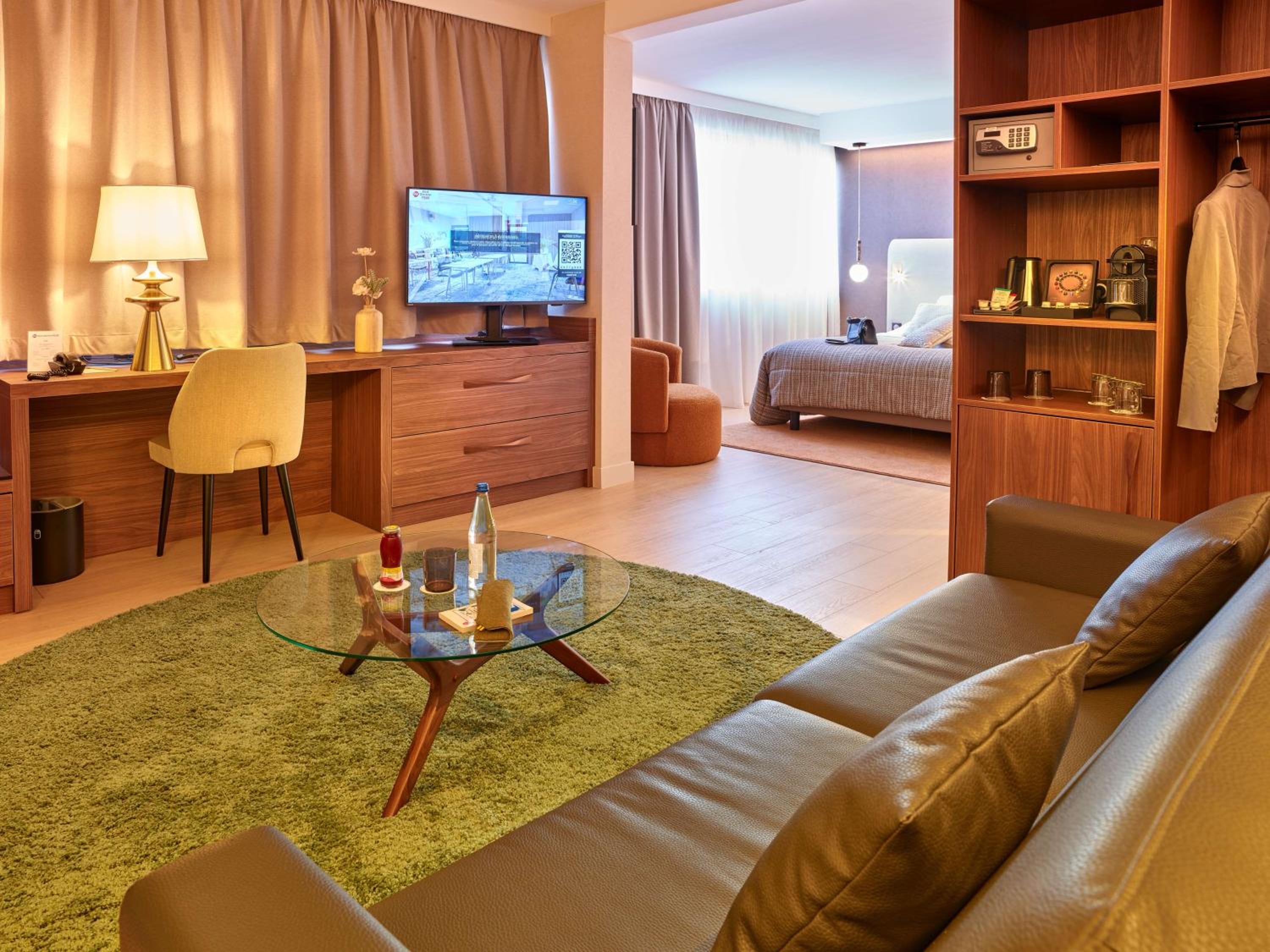 Larger Junior King Suite with Sofa Bed - Street Side/Non-Smoking - Photo 4