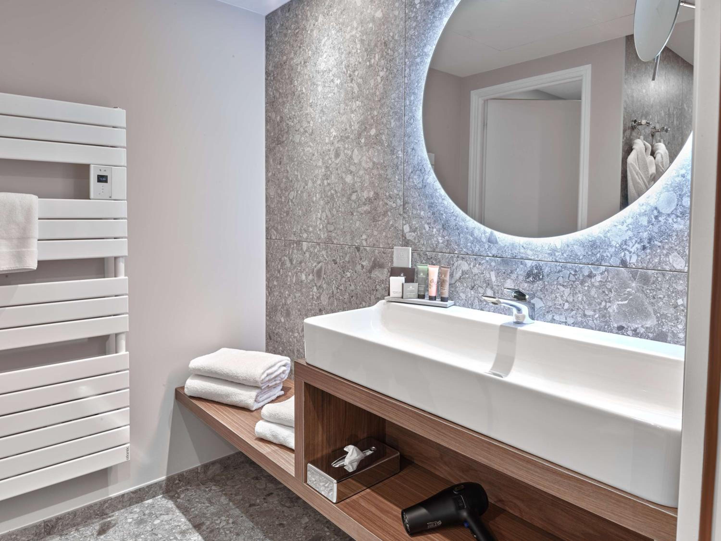 Larger Junior King Suite with Sofa Bed - Street Side/Non-Smoking - Photo 3