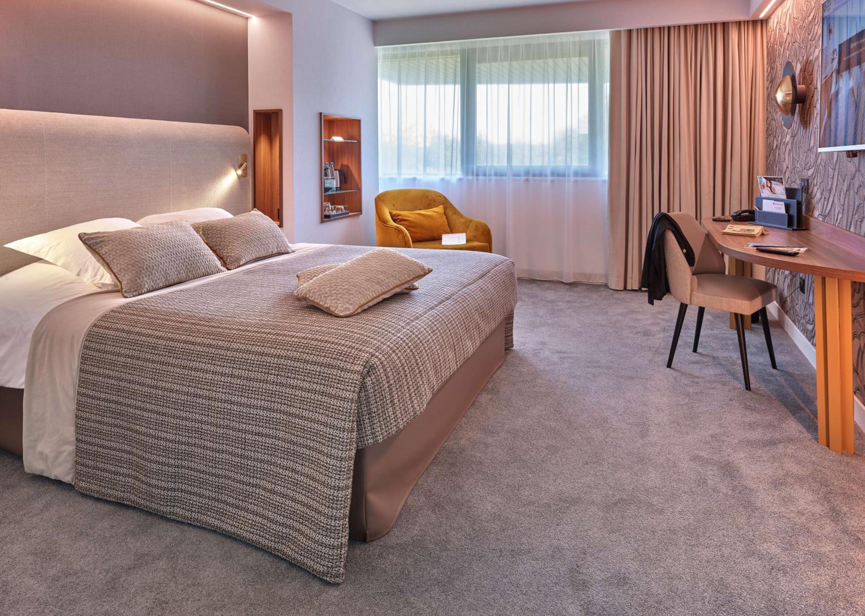 Large Premium King Room with Golf Course View - Non-Smoking - Photo 1