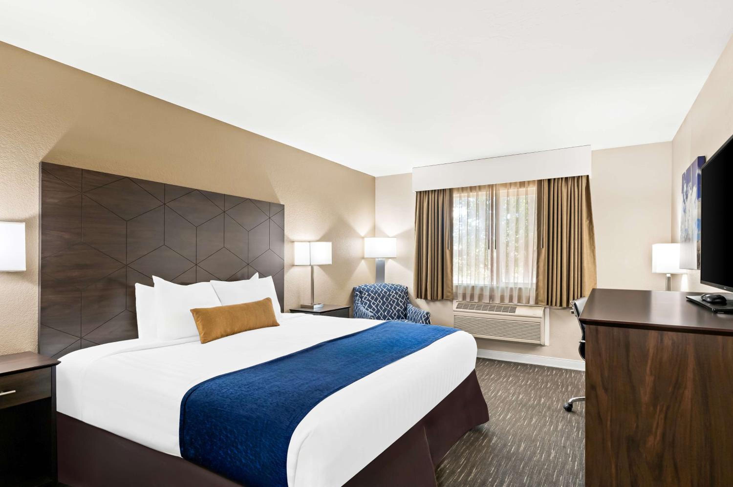 King Room with Roll-in Shower - Disability Access/Non-Smoking - Photo 1