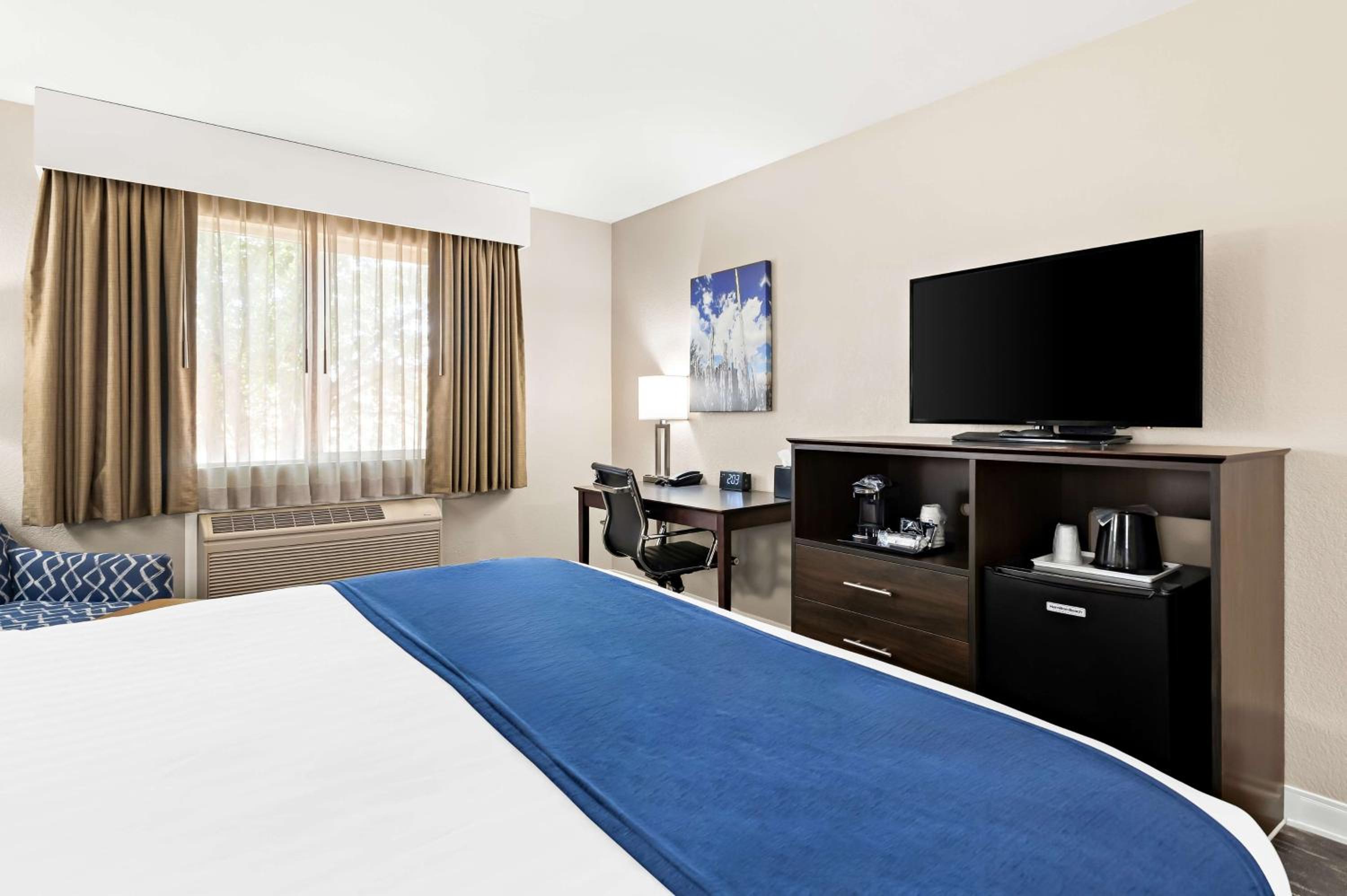King Room with Roll-in Shower - Disability Access/Non-Smoking - Photo 2