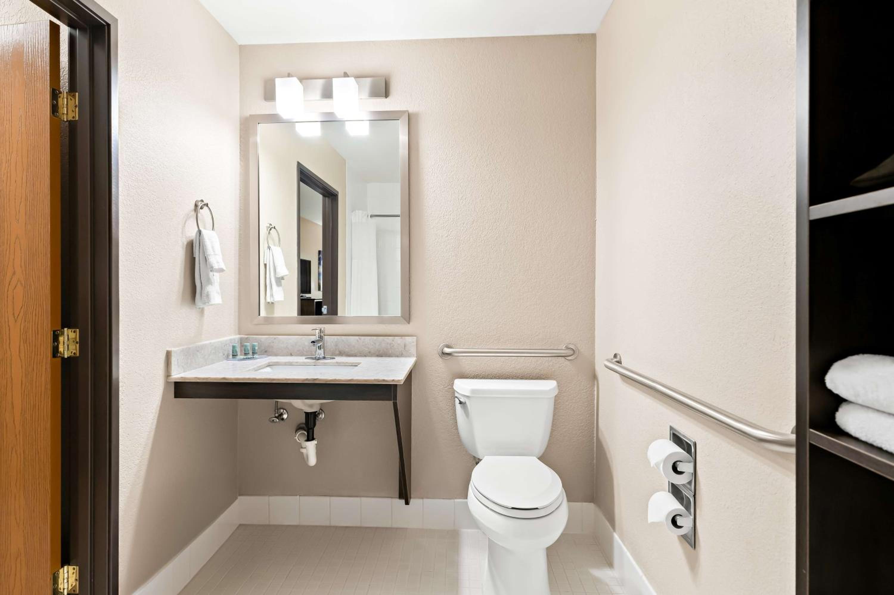 King Room with Roll-in Shower - Disability Access/Non-Smoking - Photo 4