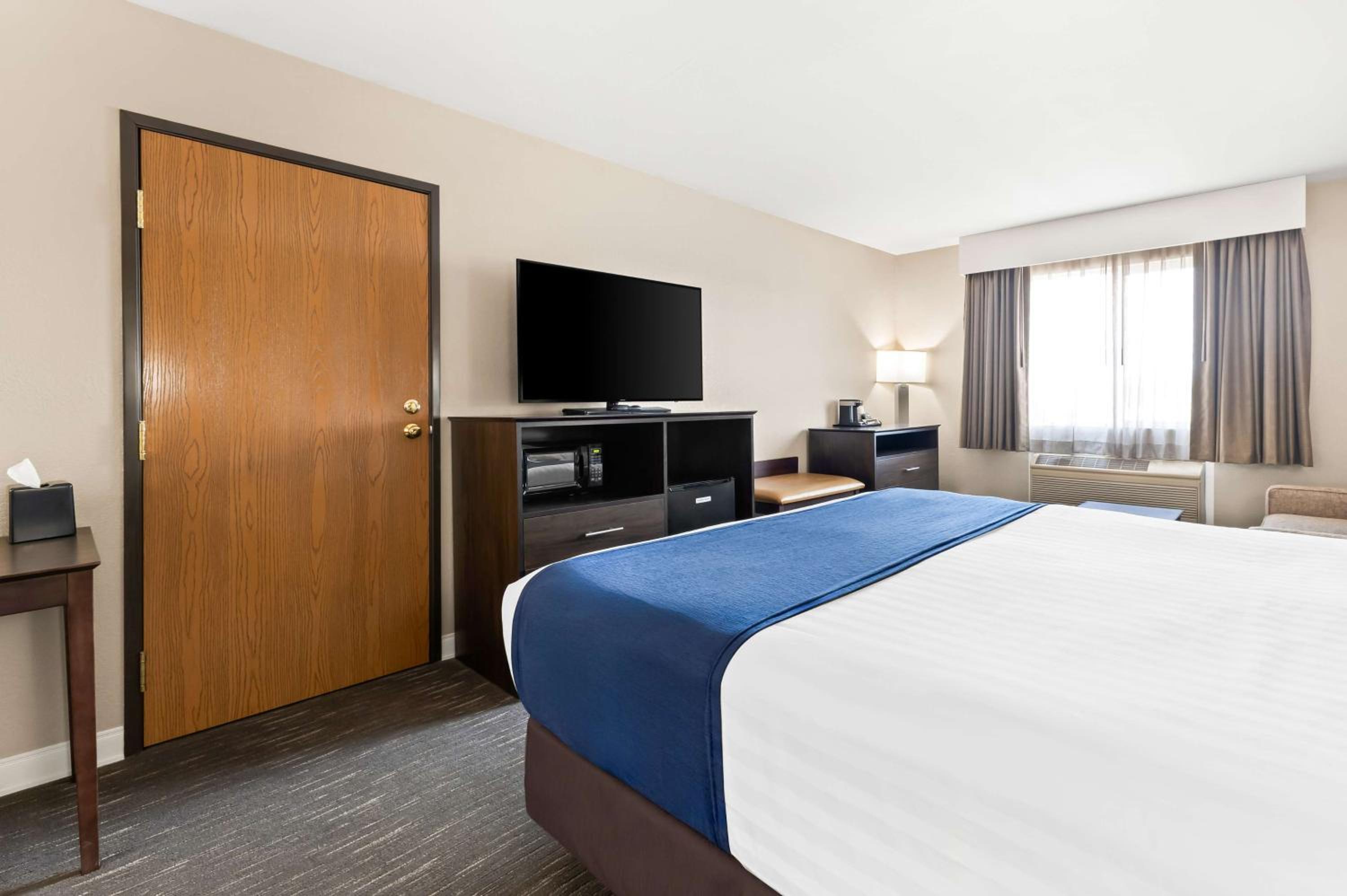 King Suite with Sofa Bed and Spa Bath - Non-Smoking - Photo 1