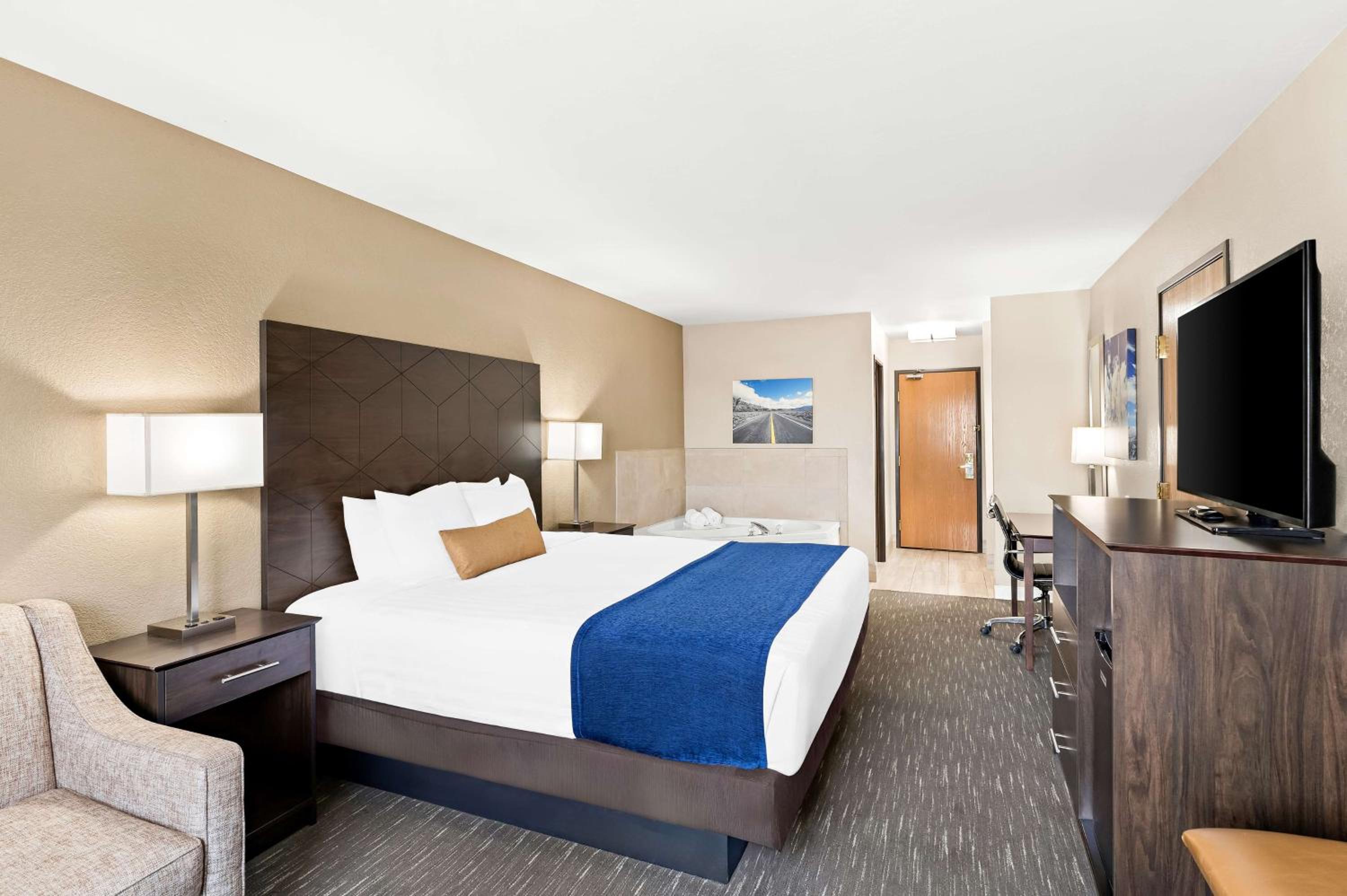 King Suite with Sofa Bed and Spa Bath - Non-Smoking - Photo 3