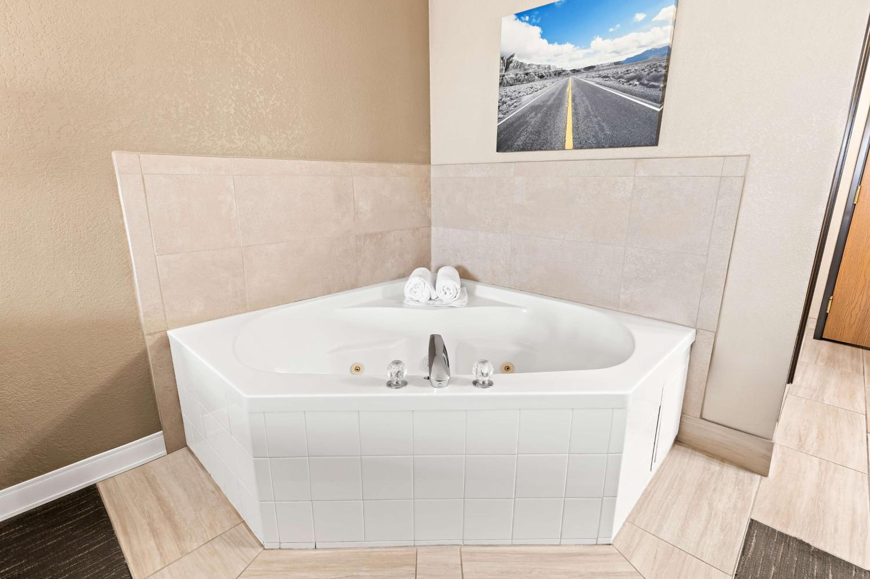 King Suite with Sofa Bed and Spa Bath - Non-Smoking - Photo 4