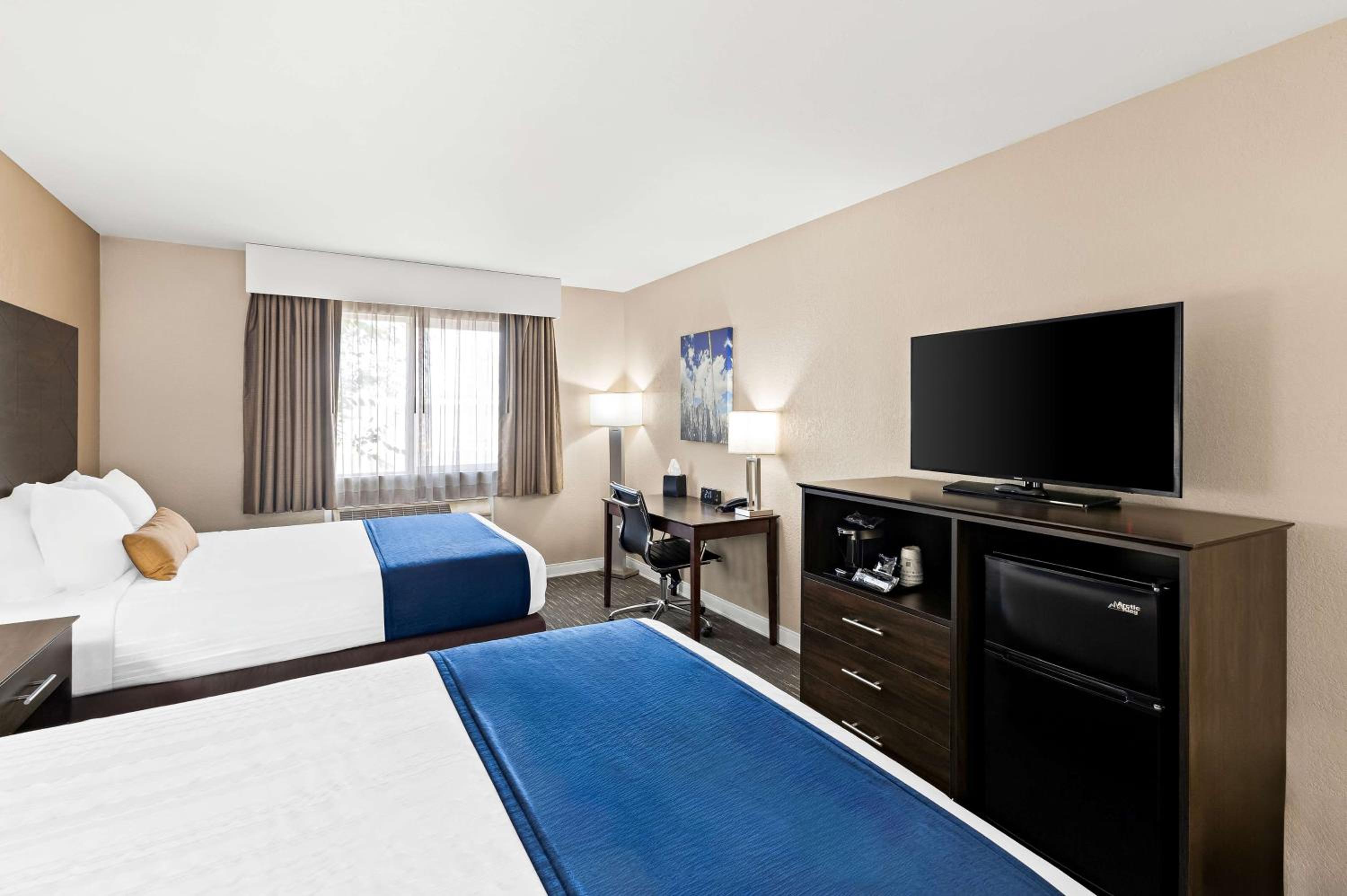 Queen Room with Two Queen Beds - Photo 3