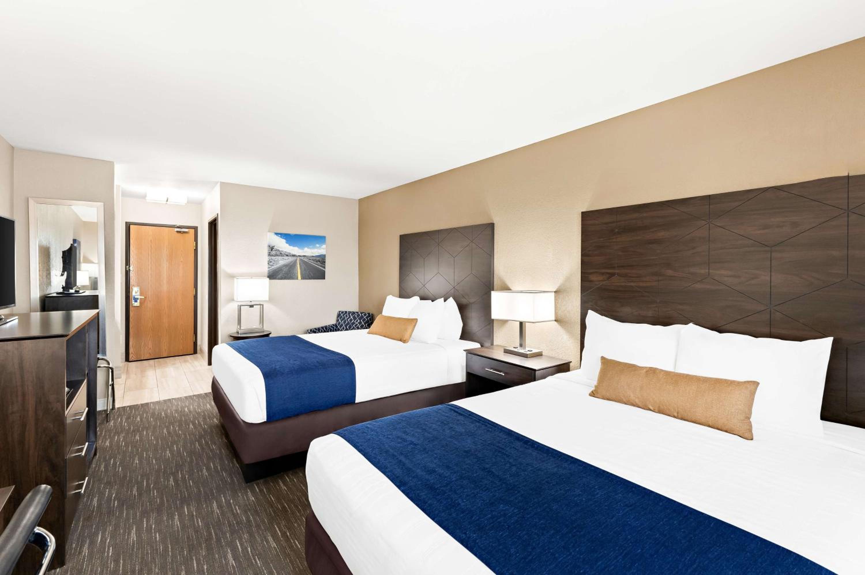 Queen Room with Two Queen Beds - Photo 2