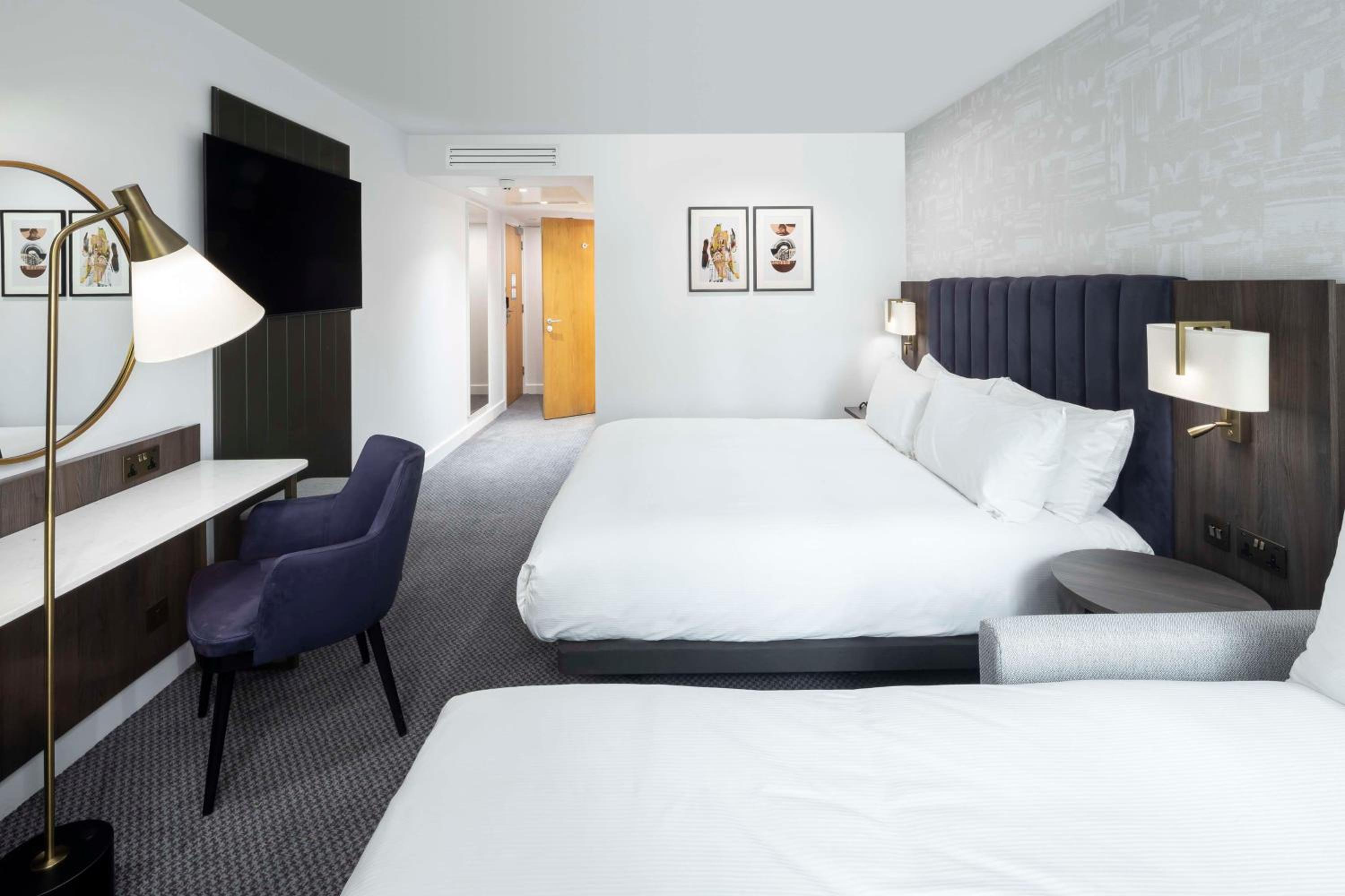 King Room with Sofa Bed - Disability Access photo 2