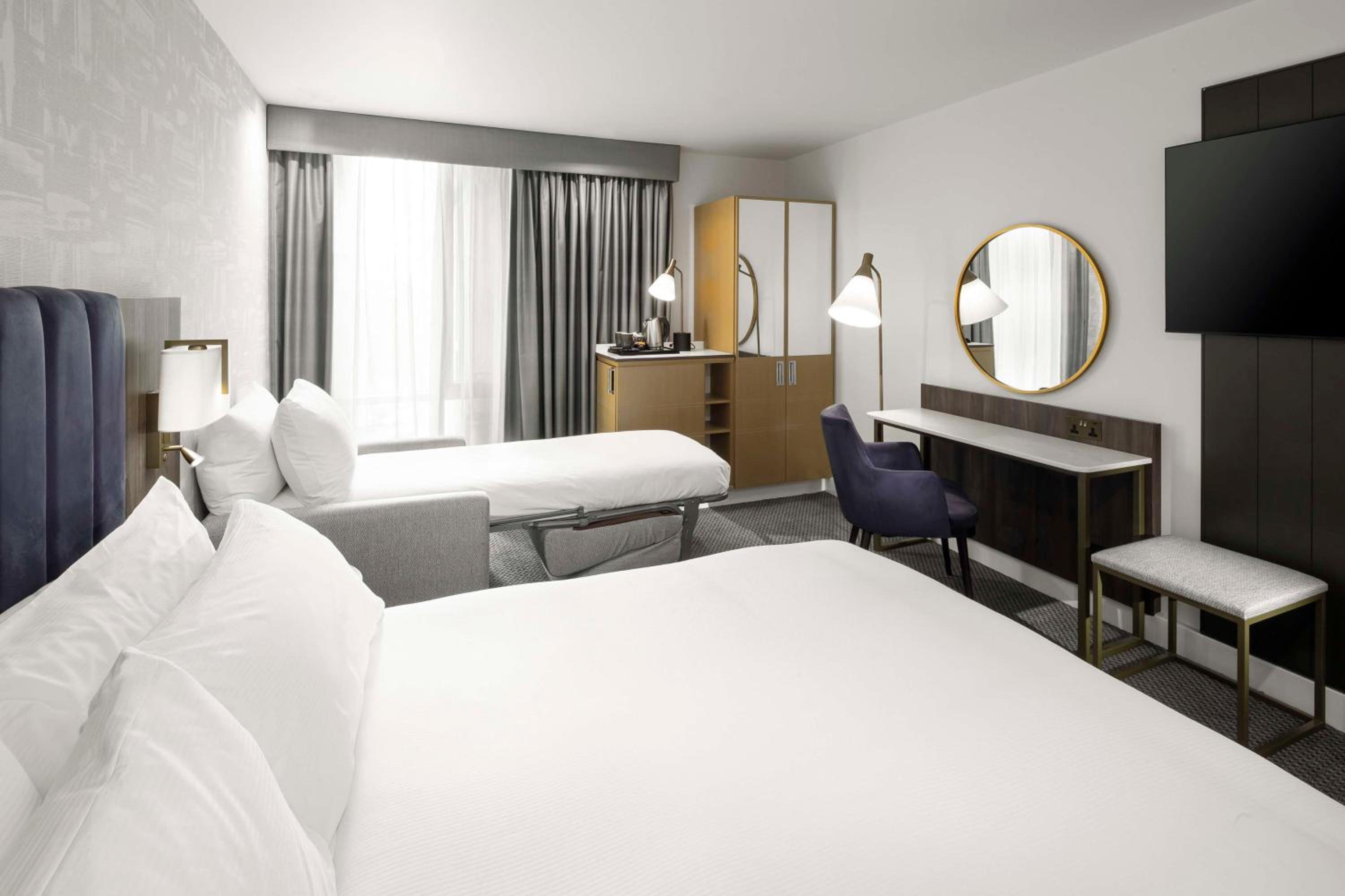 King Room with Sofa Bed - Disability Access photo 3
