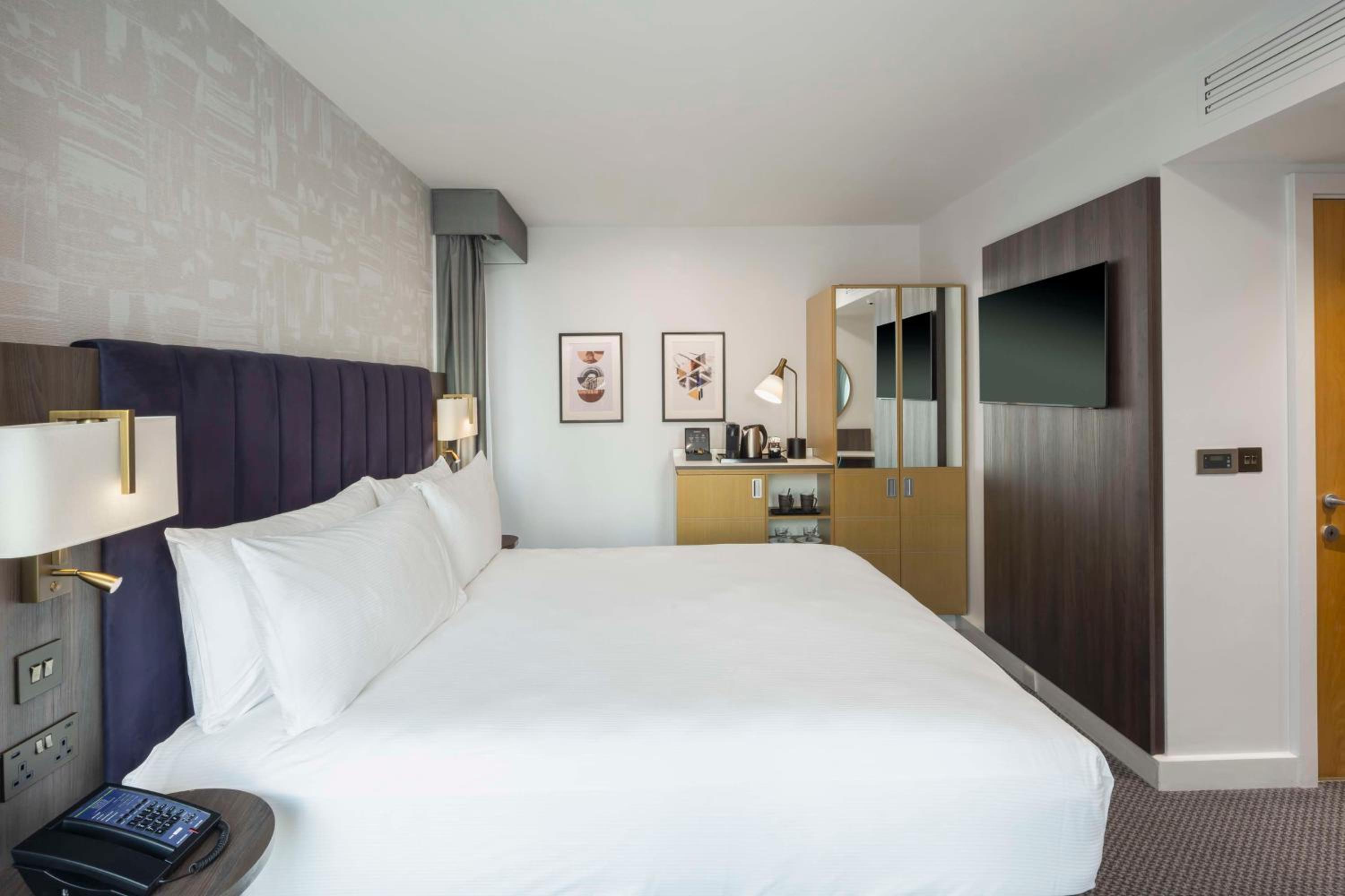 Deluxe Corner King Room - Photo 13