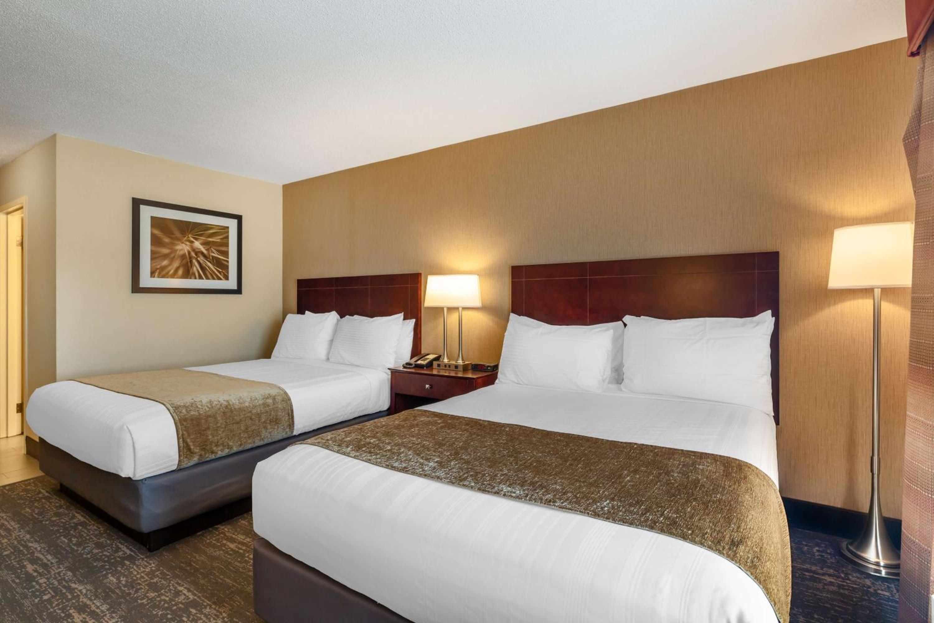 Queen Room with Two Queen Beds - Non-Smoking - Photo 2