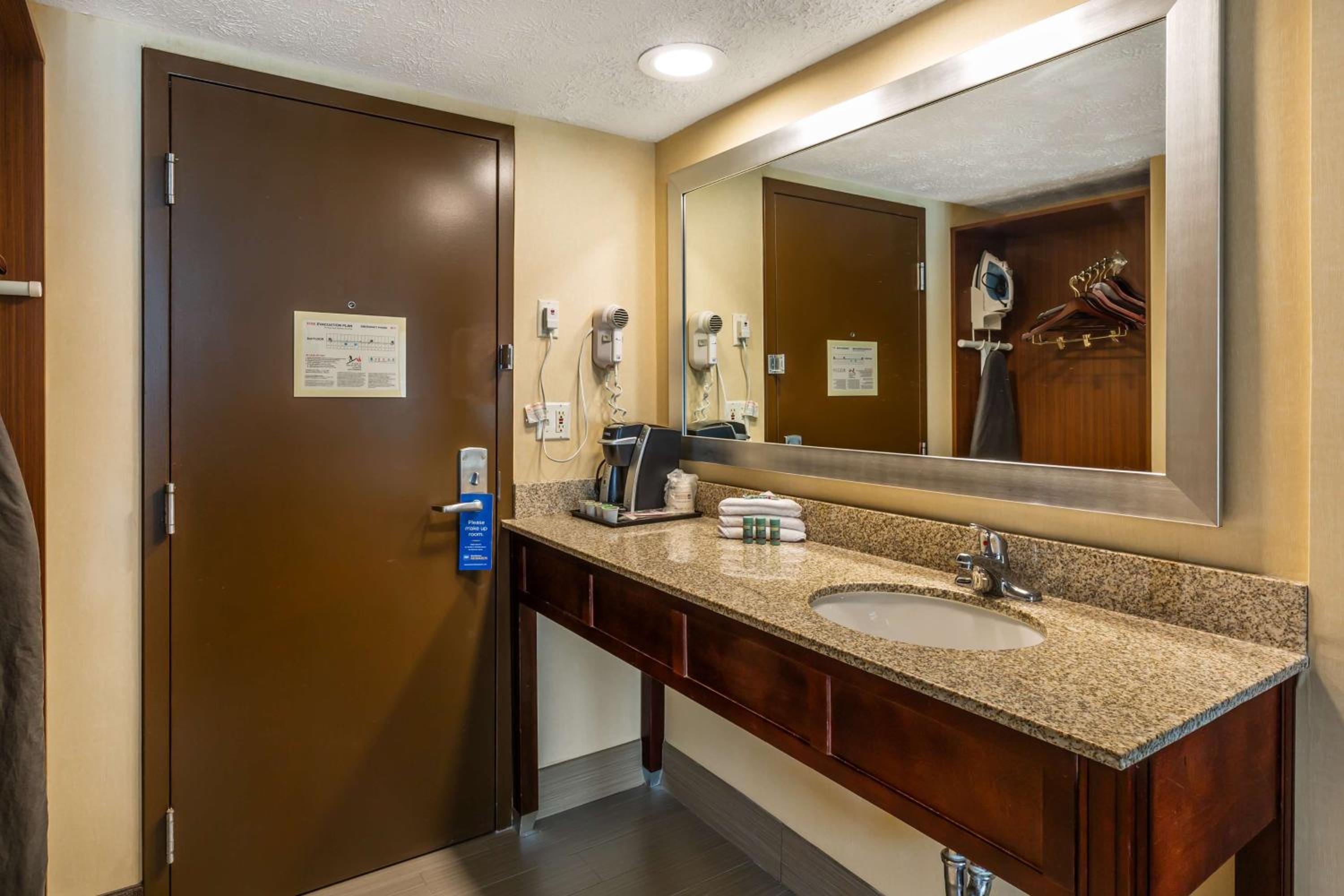 King Room - Non-Smoking - Photo 2