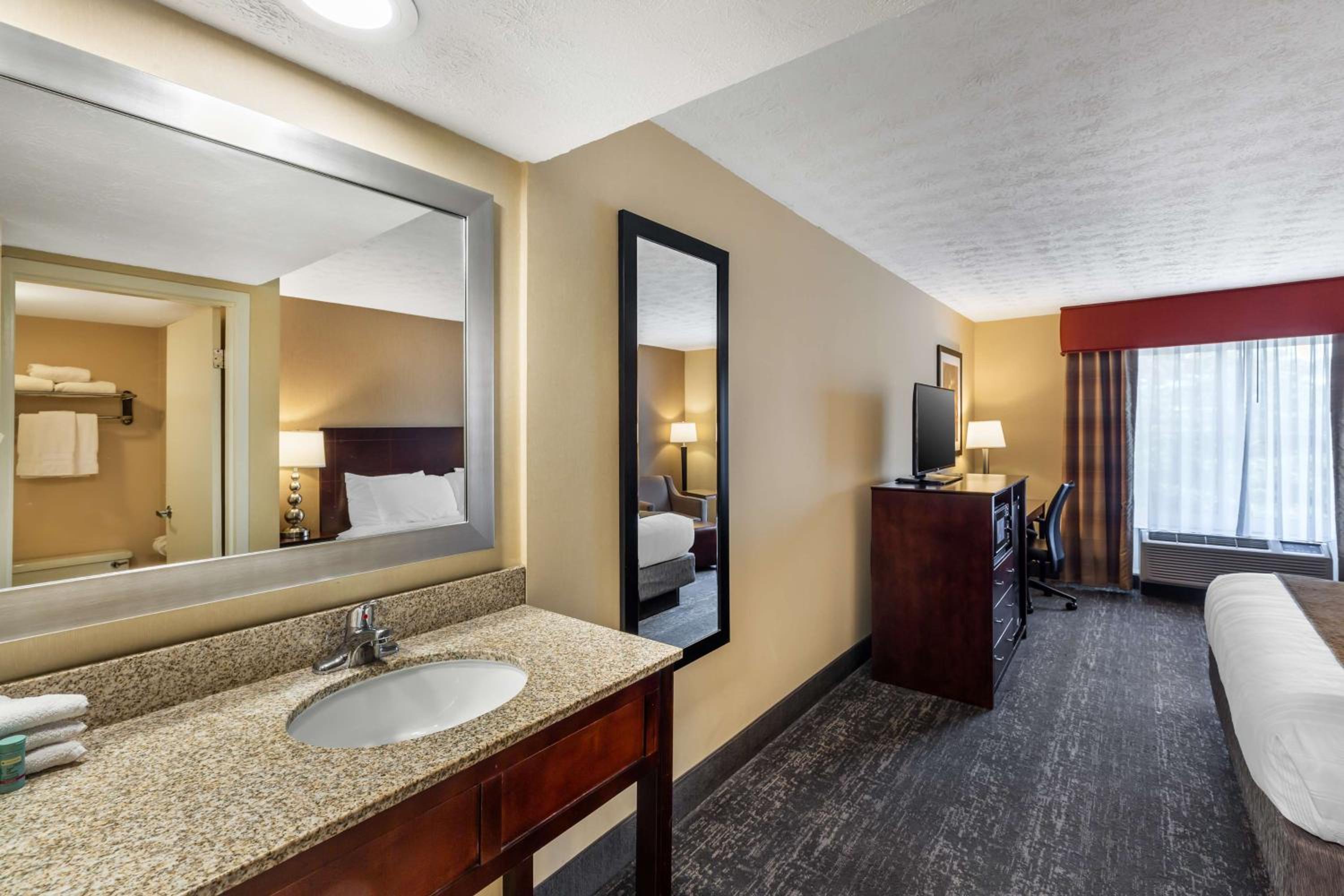 King Room - Non-Smoking - Photo 4