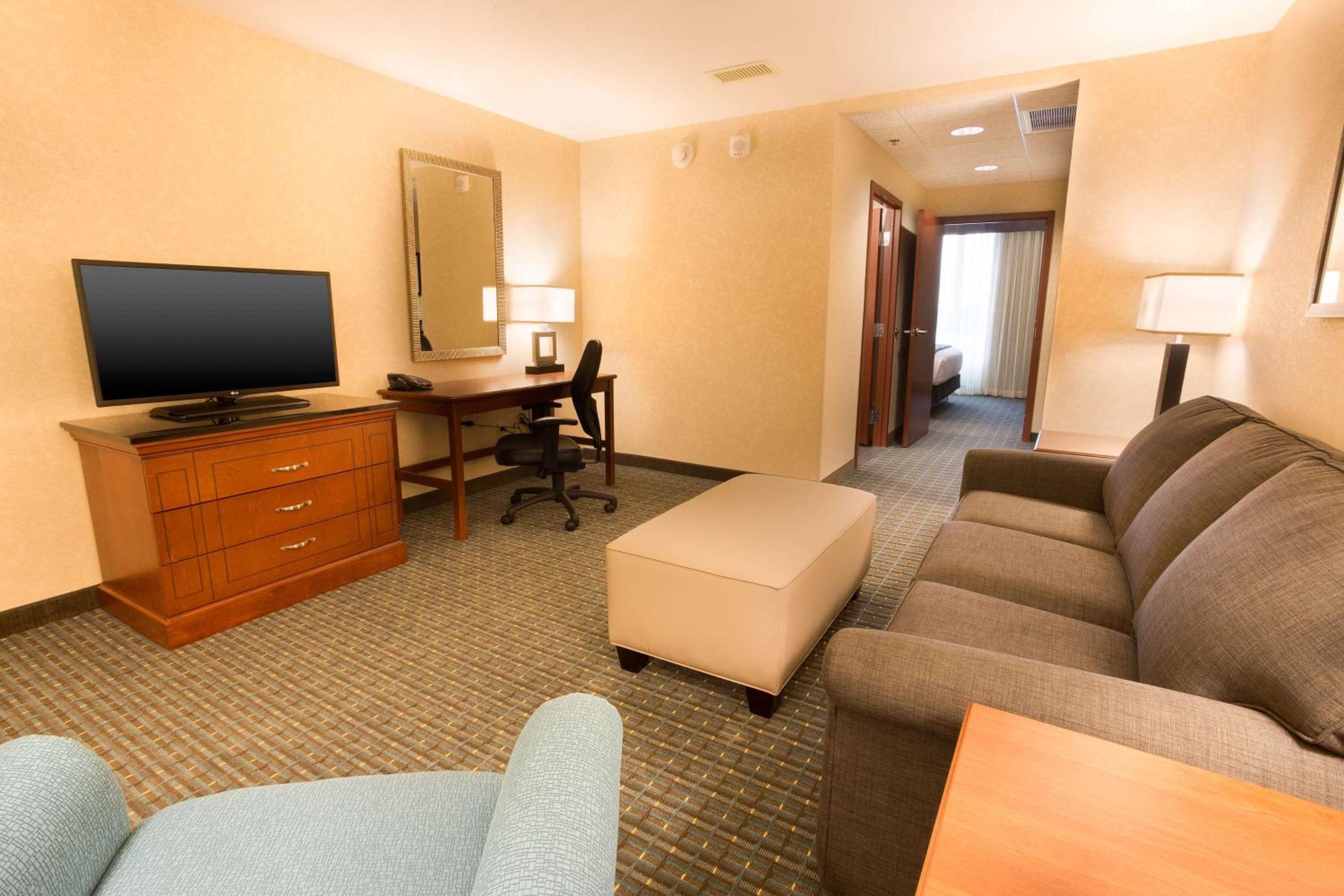 Queen Suite with Sofa Bed - Hearing Accessible photo 2