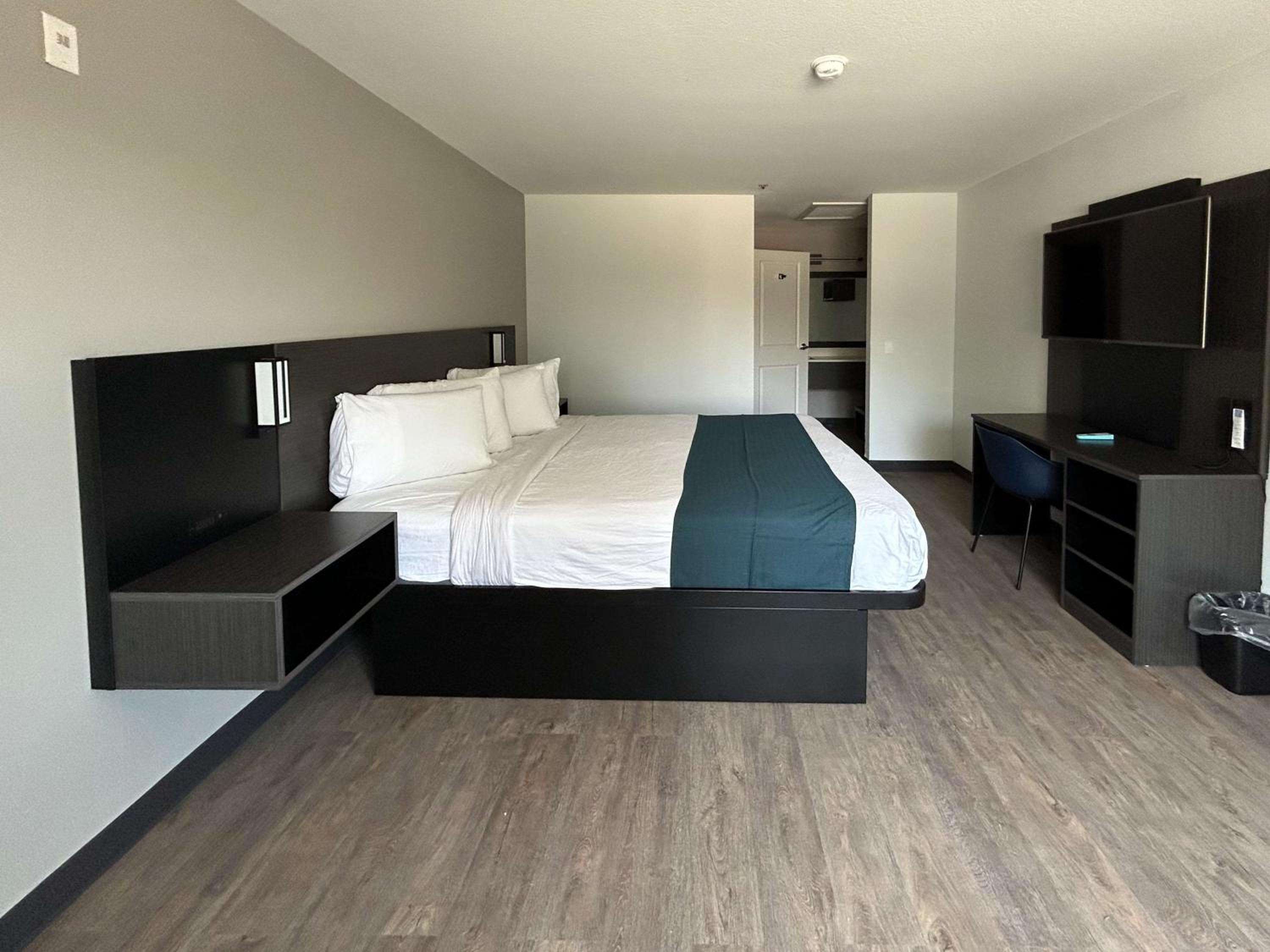 King Room with Roll-in Shower - Disability Access - Non-Smoking photo 2