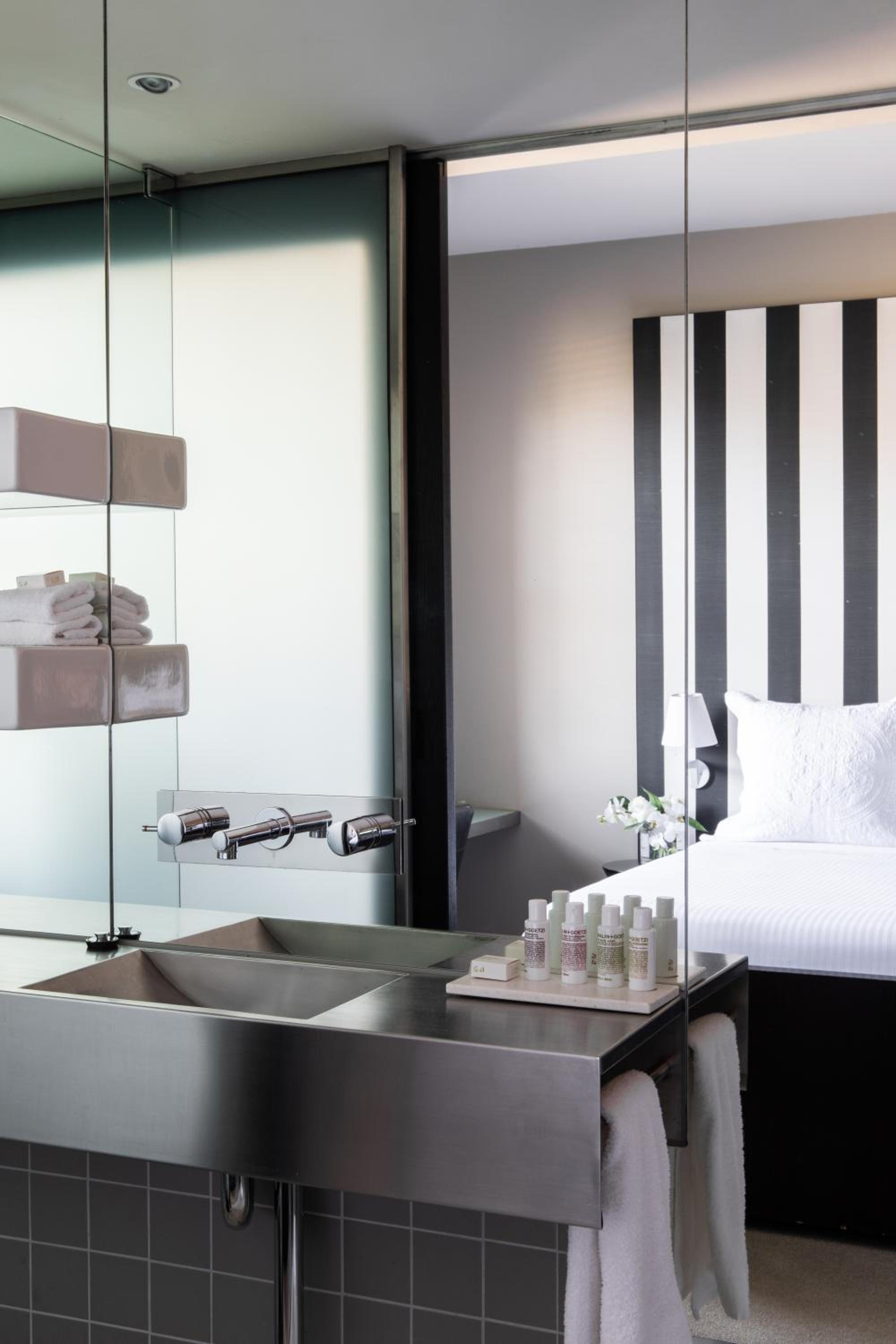 Heritage Room - Queen Bed - Includes Breakfast, Historic Werribee Mansion Tour and Parking - Photo 2