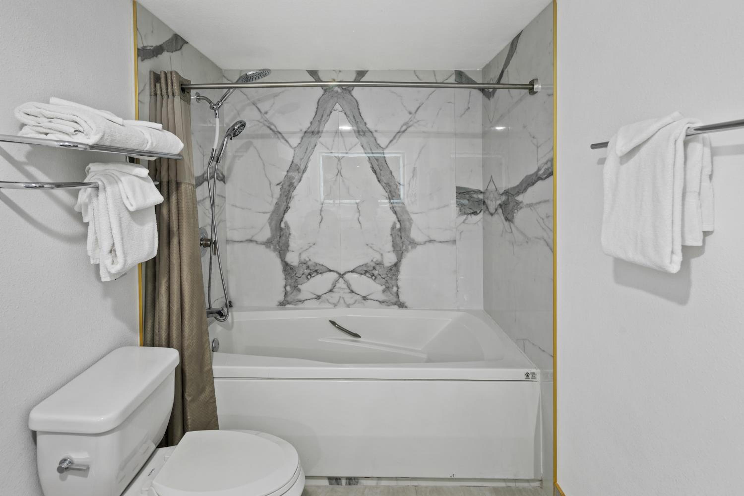 King Room with Two King Beds - Photo 2