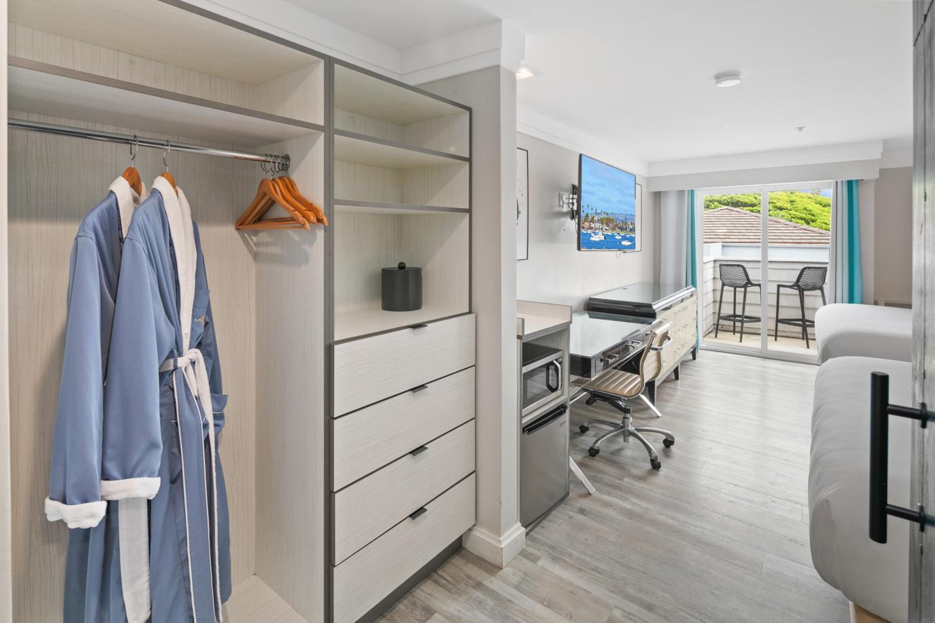 Quadruple Room with Balcony - Photo 4