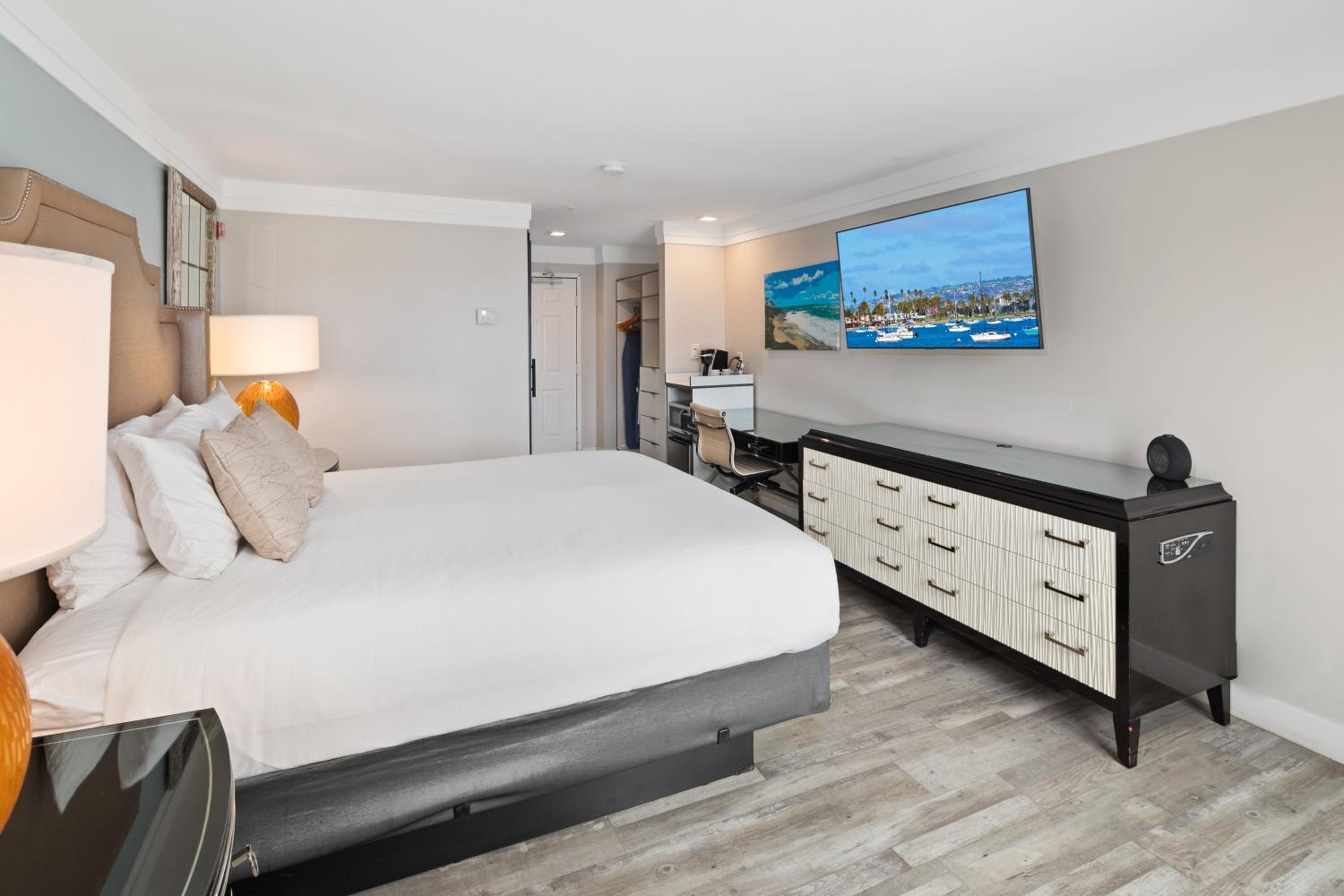 King Room with Balcony - Photo 2