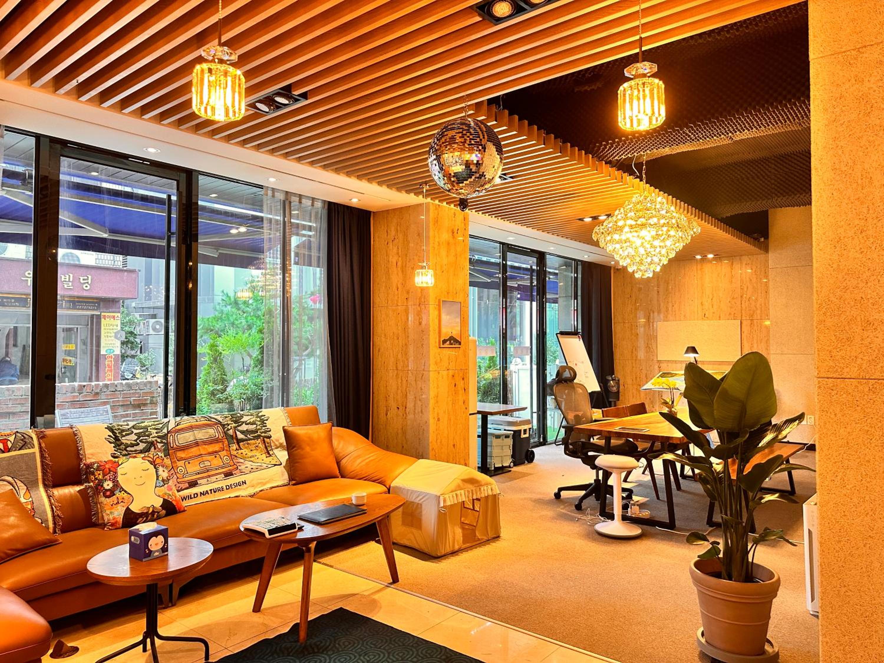 Private Lounge Terrace Suite(Two nearby rooms - Not connecting)