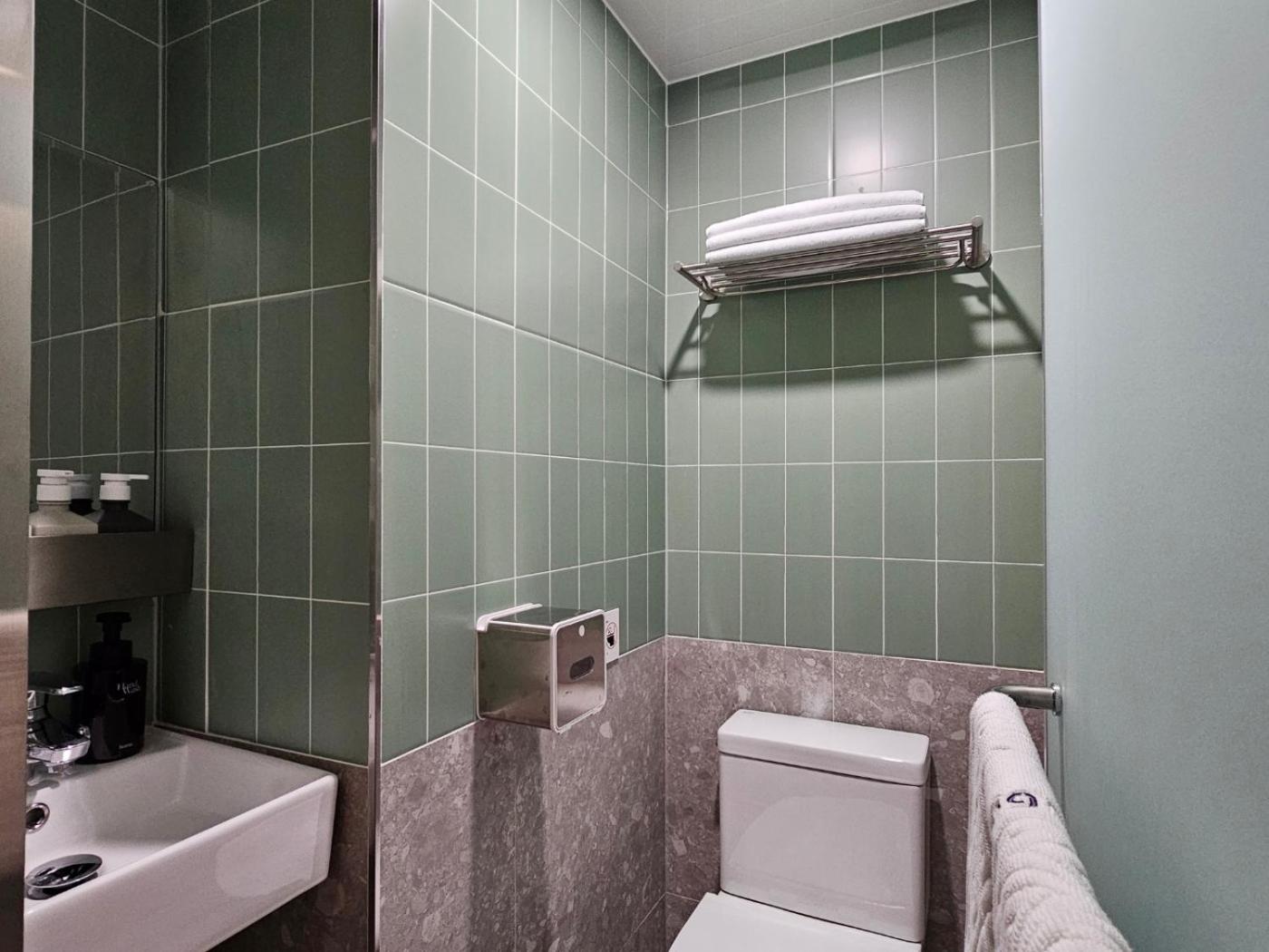 Twin Room with Private Bathroom - Photo 10