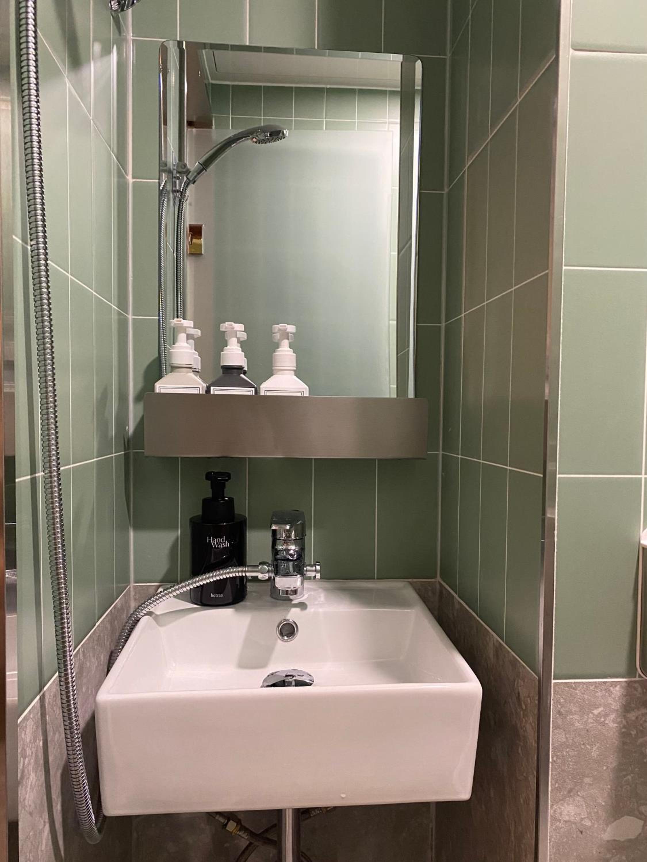 Twin Room with Private Bathroom - Photo 11
