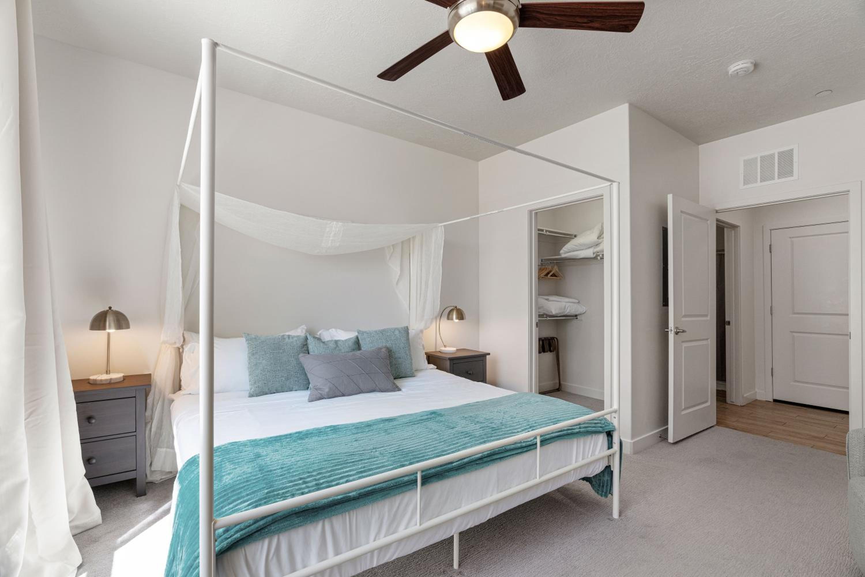 Deluxe One-Bedroom Apartment photo 1