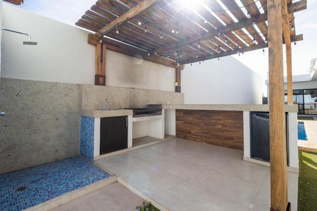 Three-Bedroom House photo 3