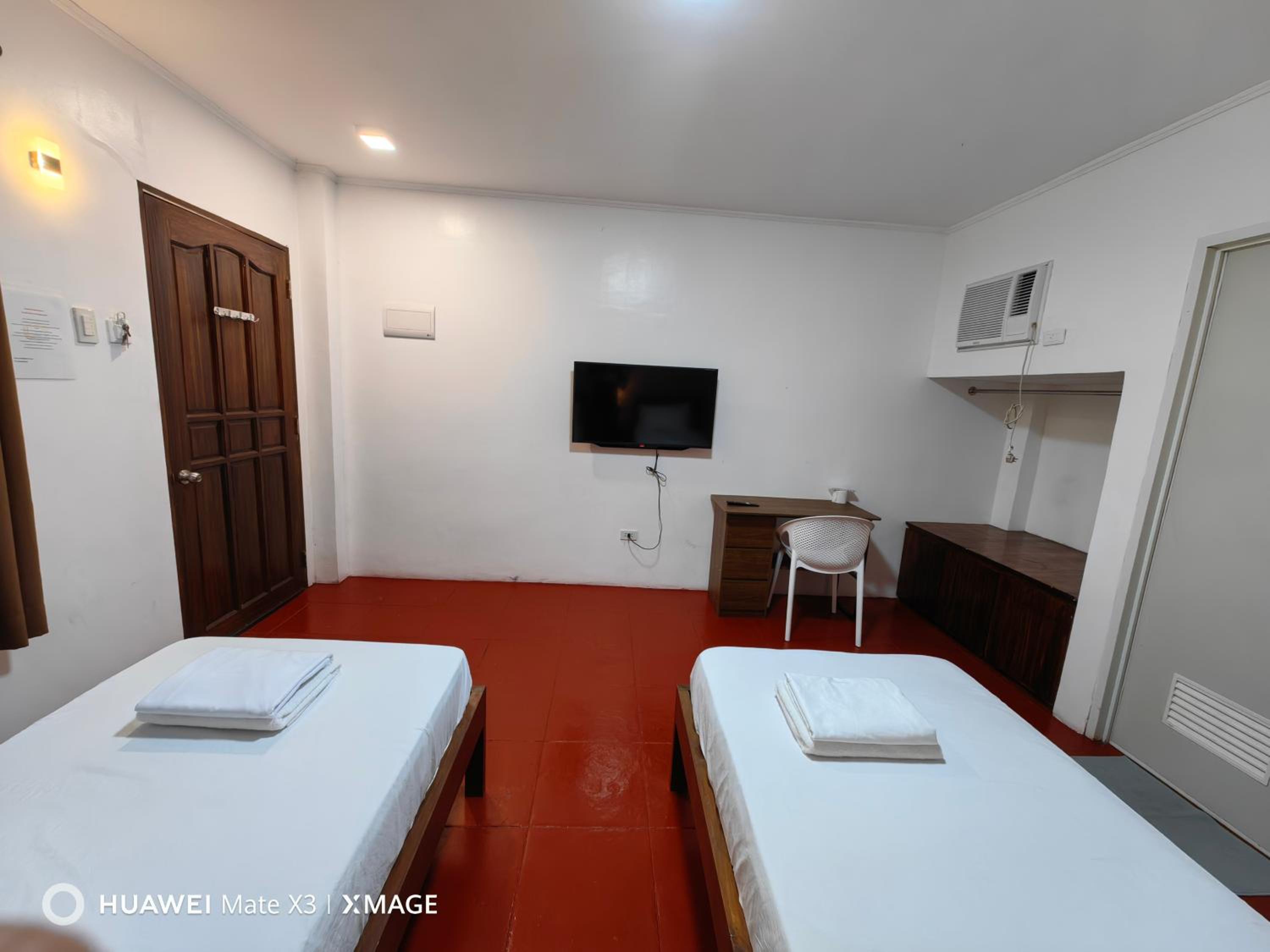 Economy Twin Room - Photo 3