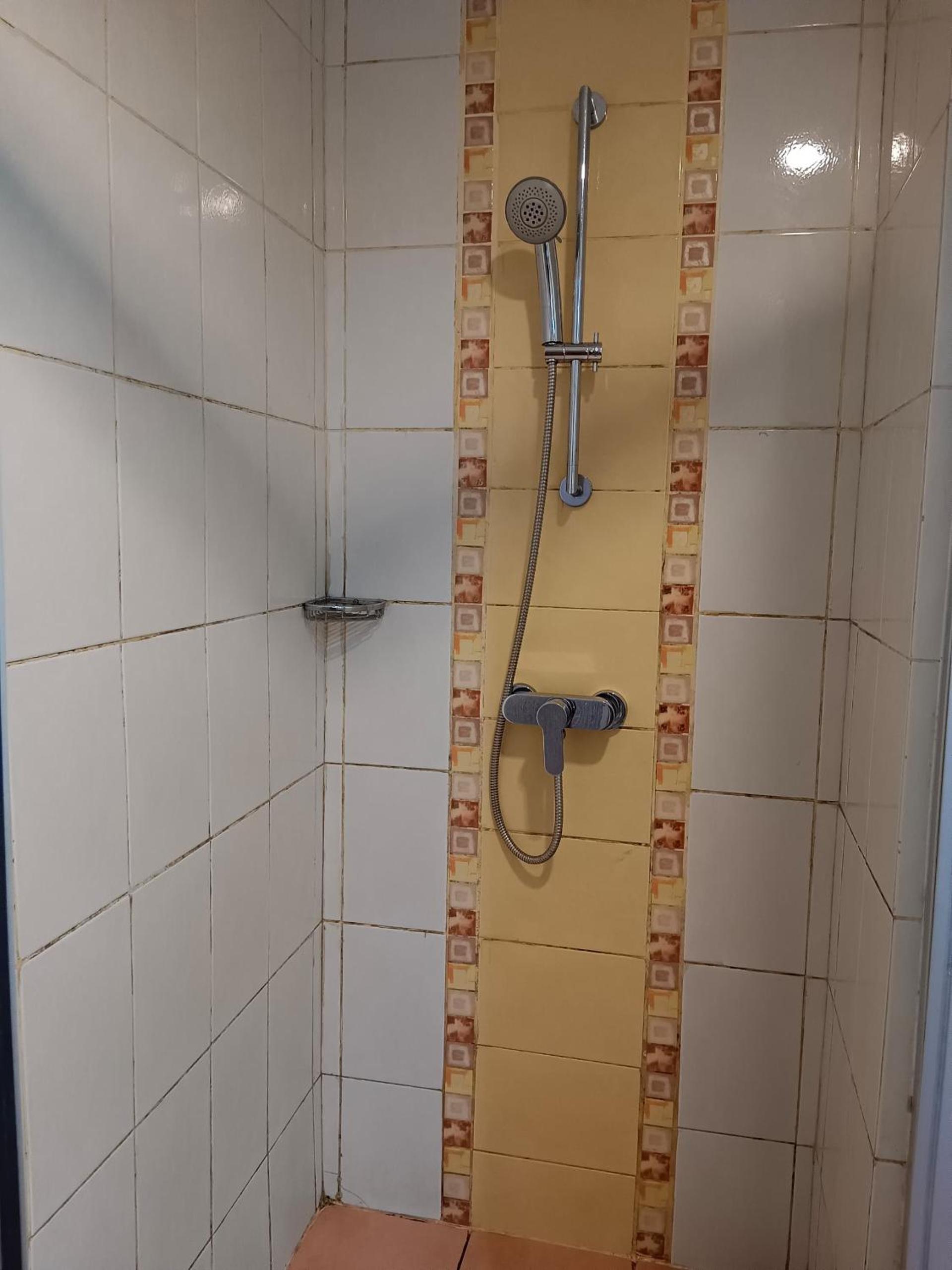 Standard Twin Room - Photo 6