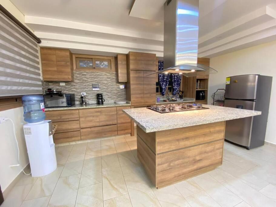 Seven-Bedroom House photo 2