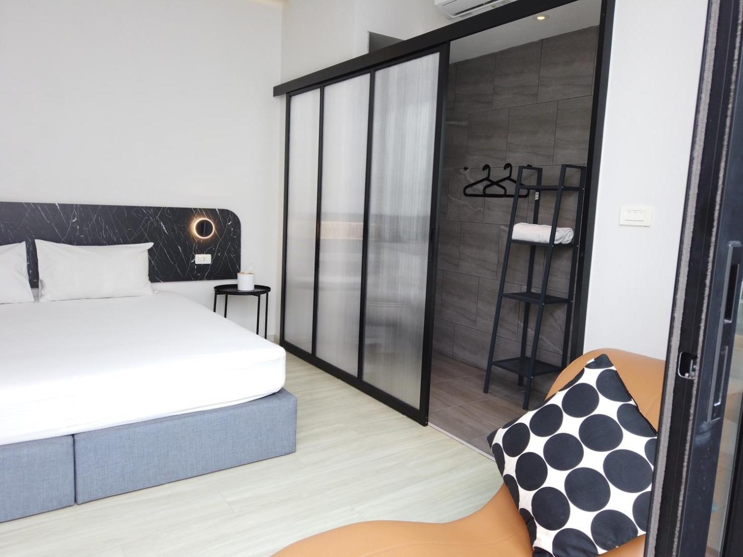 Deluxe Double Room with Balcony - Photo 14