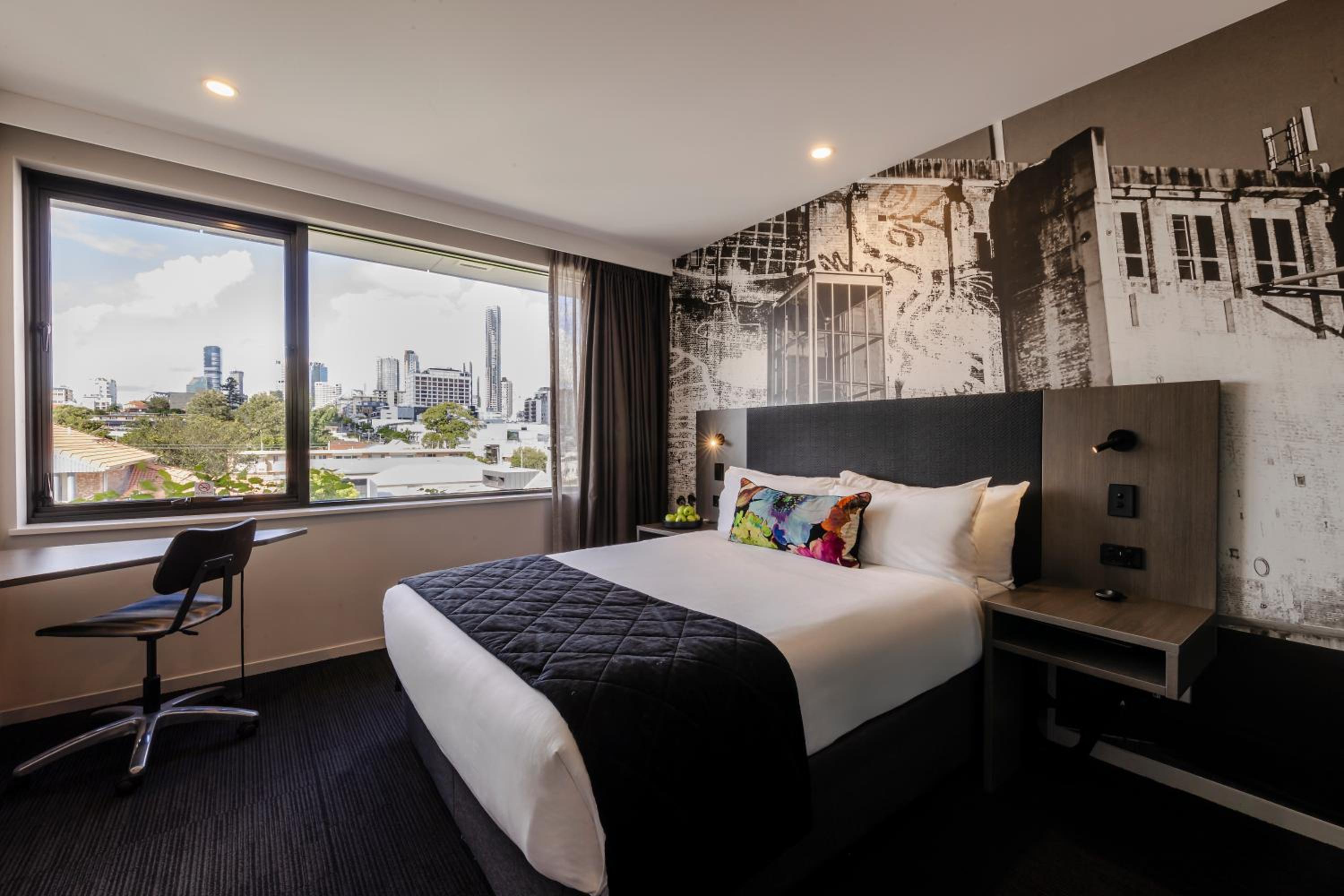 Superior City View Queen Room thumbnail 6