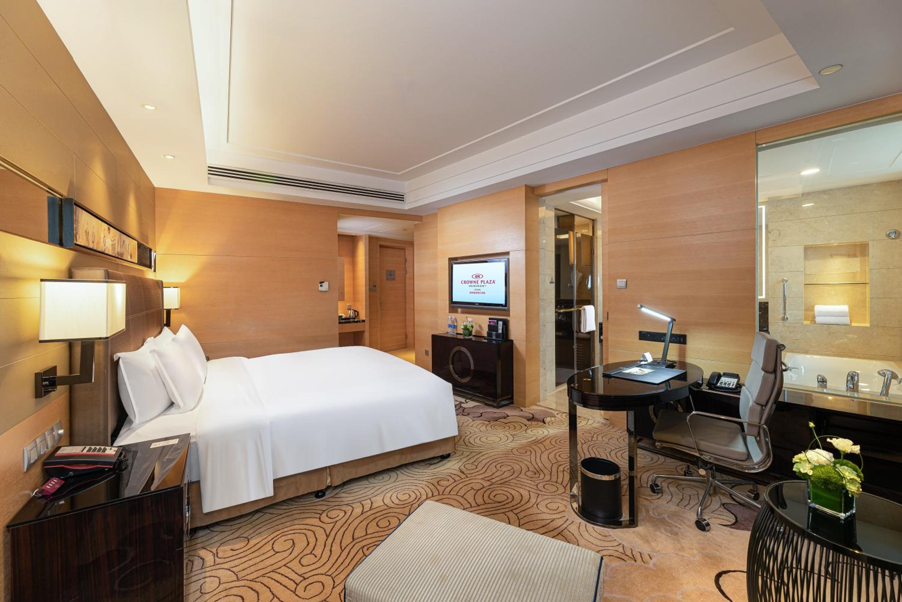 Standard King Room with Lounge Access