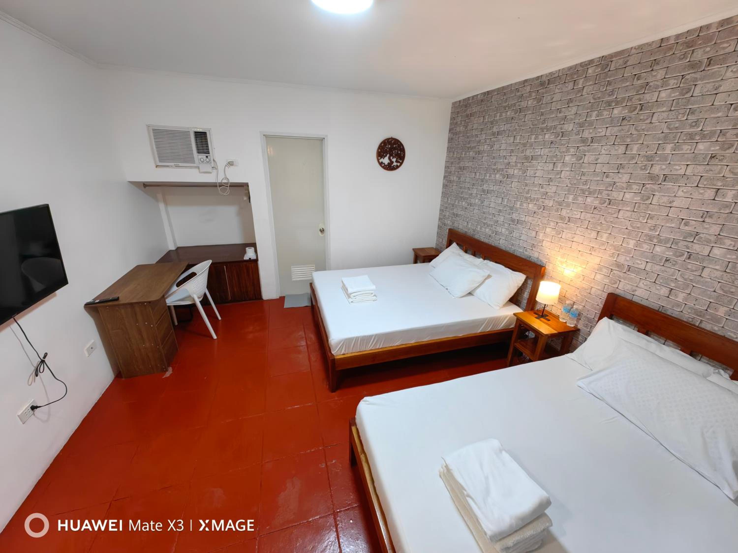 Deluxe Queen Room with Two Queen Beds - Photo 3