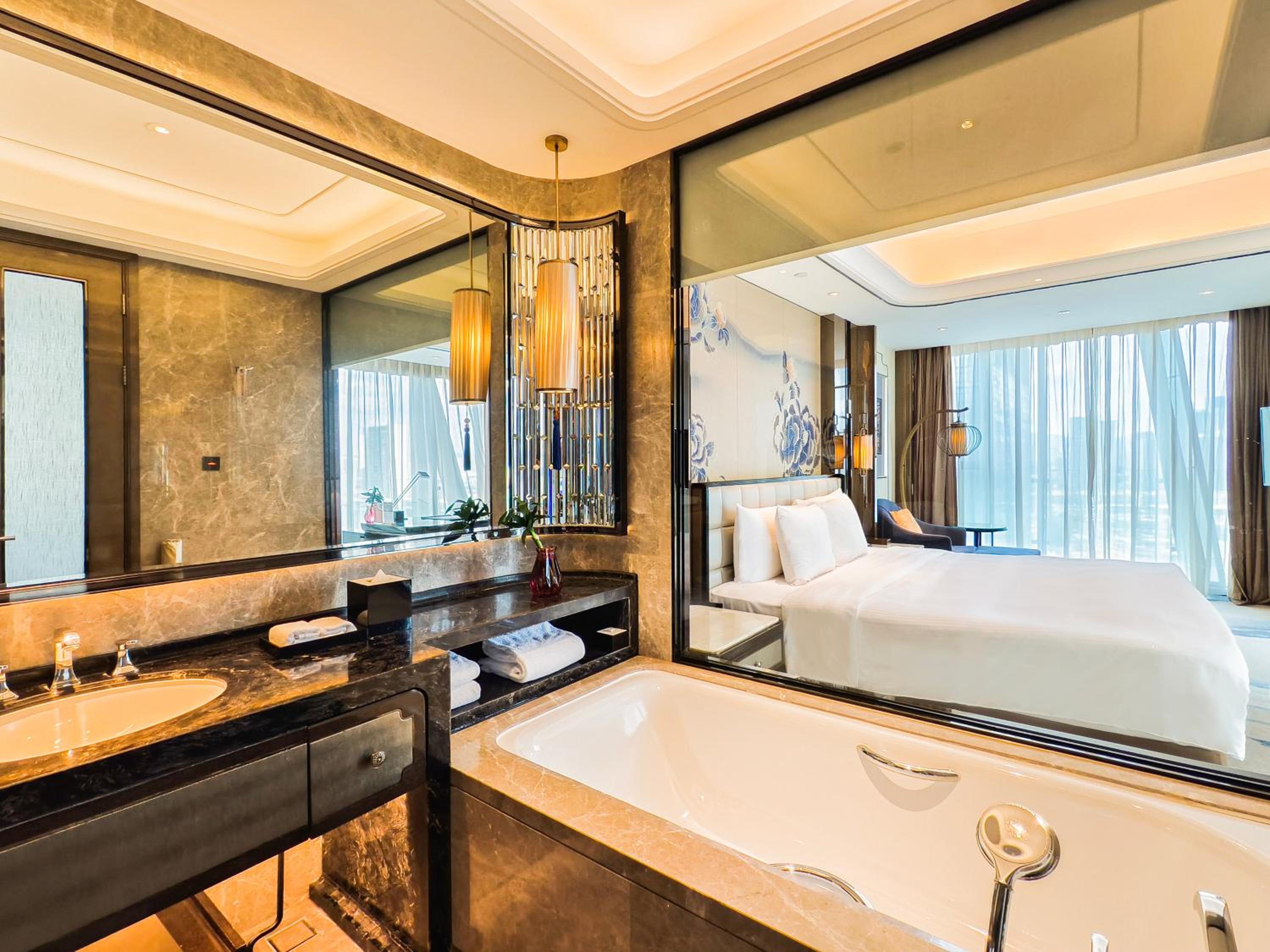 Deluxe King Room【Floor-to-ceiling window+65 inches Project to a high-definition TV】