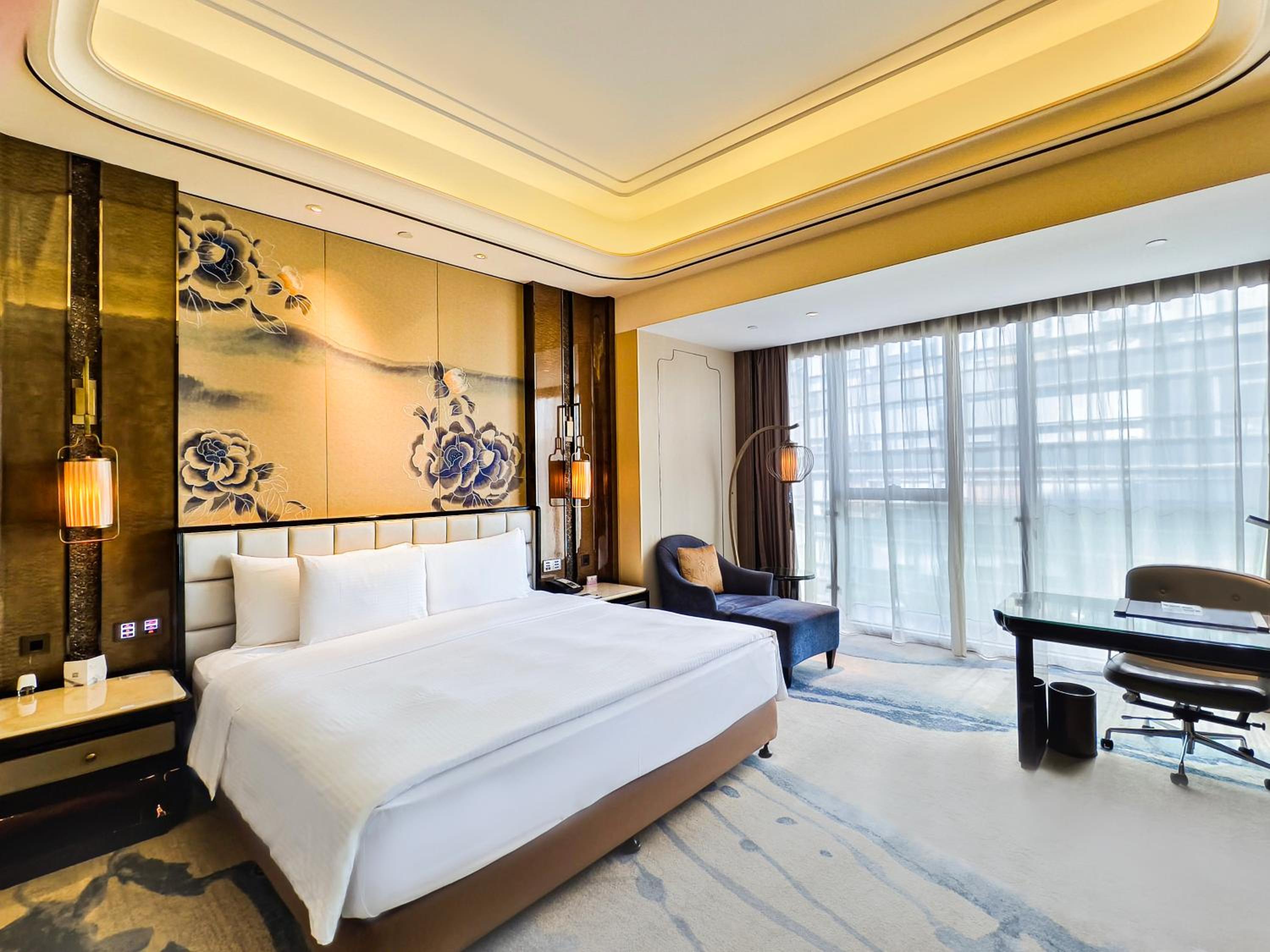 Exective Deluxe King Room【High Floor+65 inches Project to a high-definition TV】