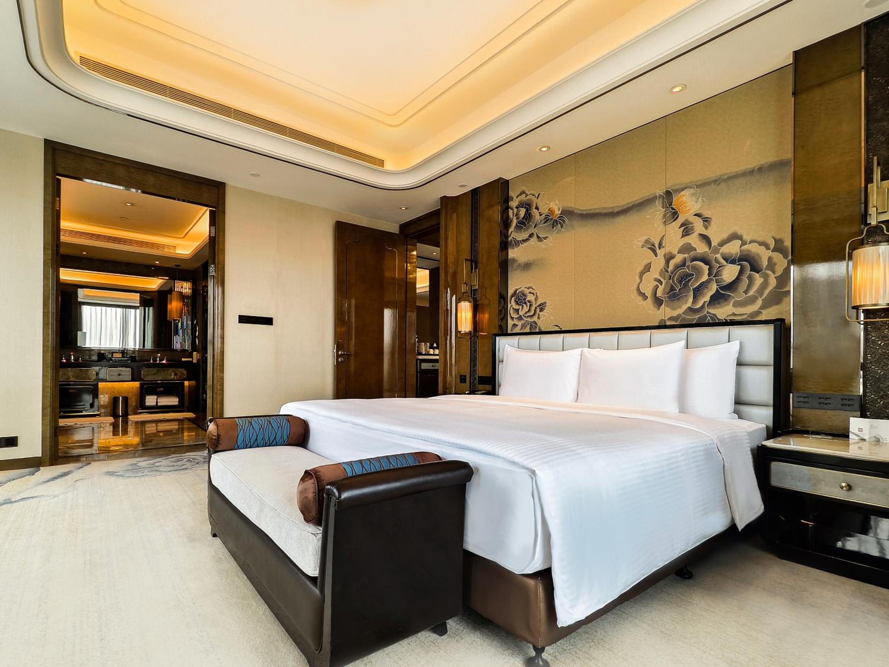 Exective Deluxe Suite Room【Capsule coffee machine+ smart toilet+65 inches Project to a high-definition TV+Audio equipment】