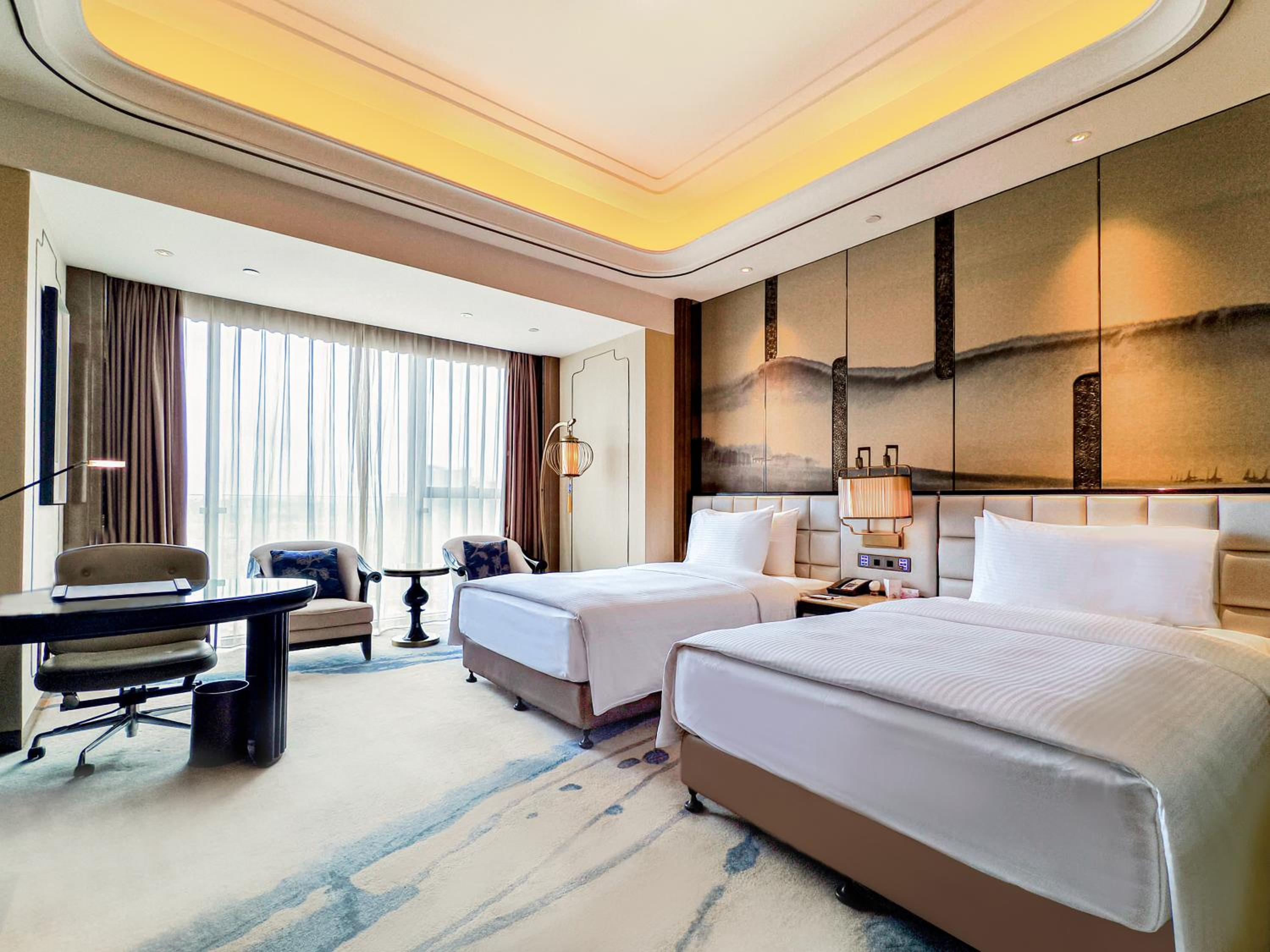 Deluxe Twin Room【Floor-to-ceiling window+65 inches Project to a high-definition TV】